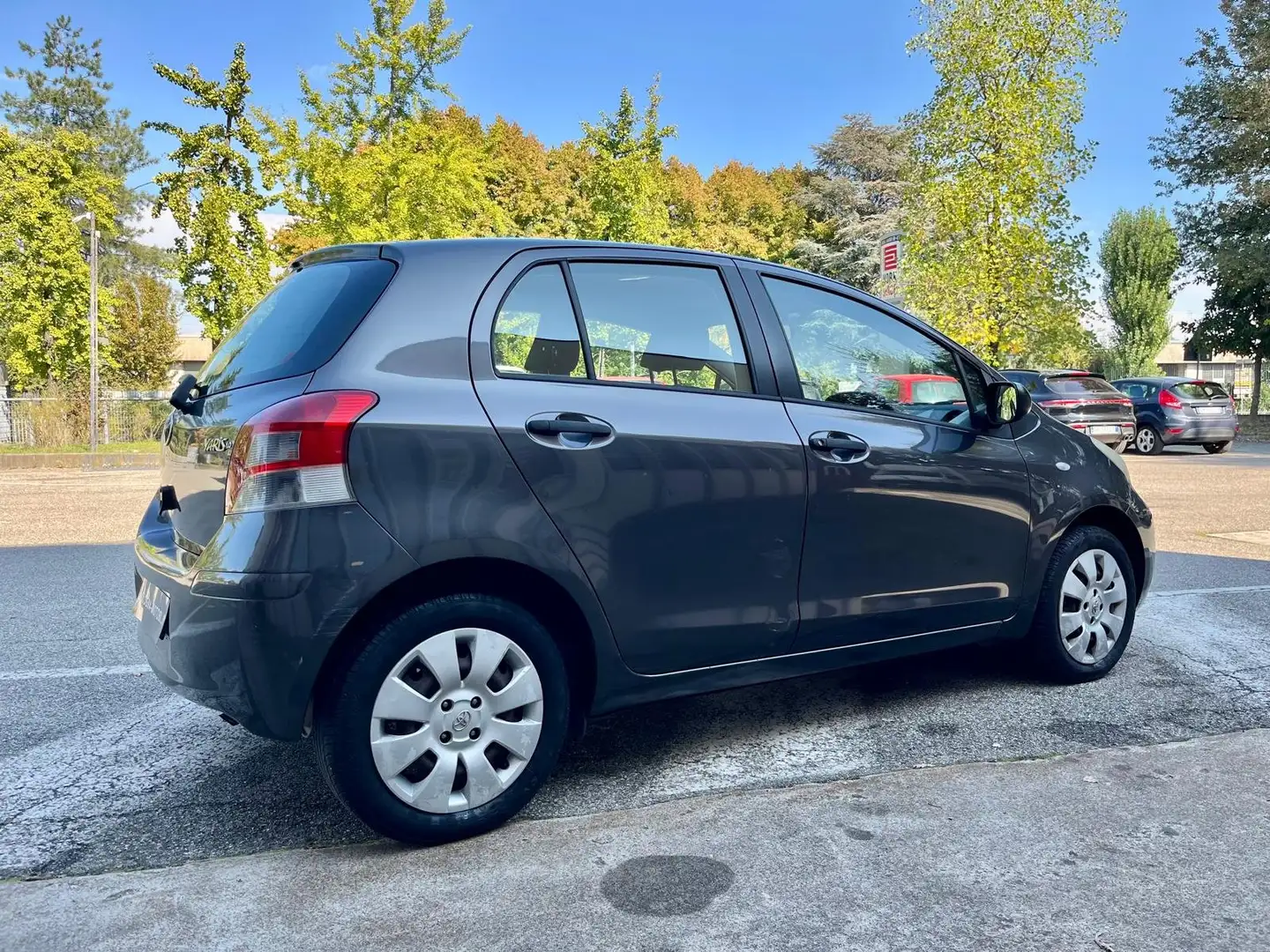 Toyota Yaris Gris - 2