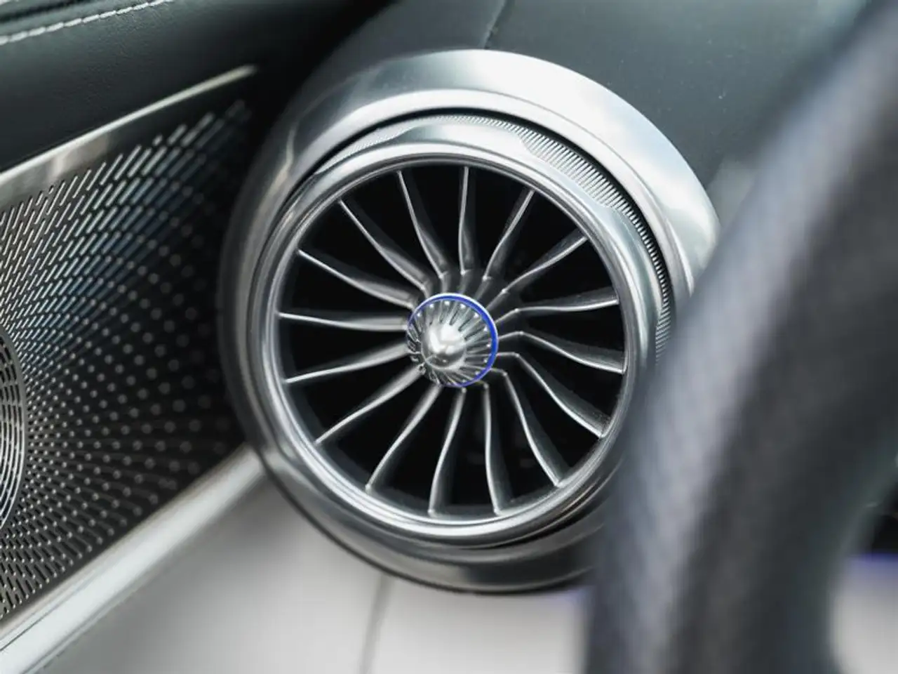 Mercedes-Benz SL снимка Mercedes-Benz SL