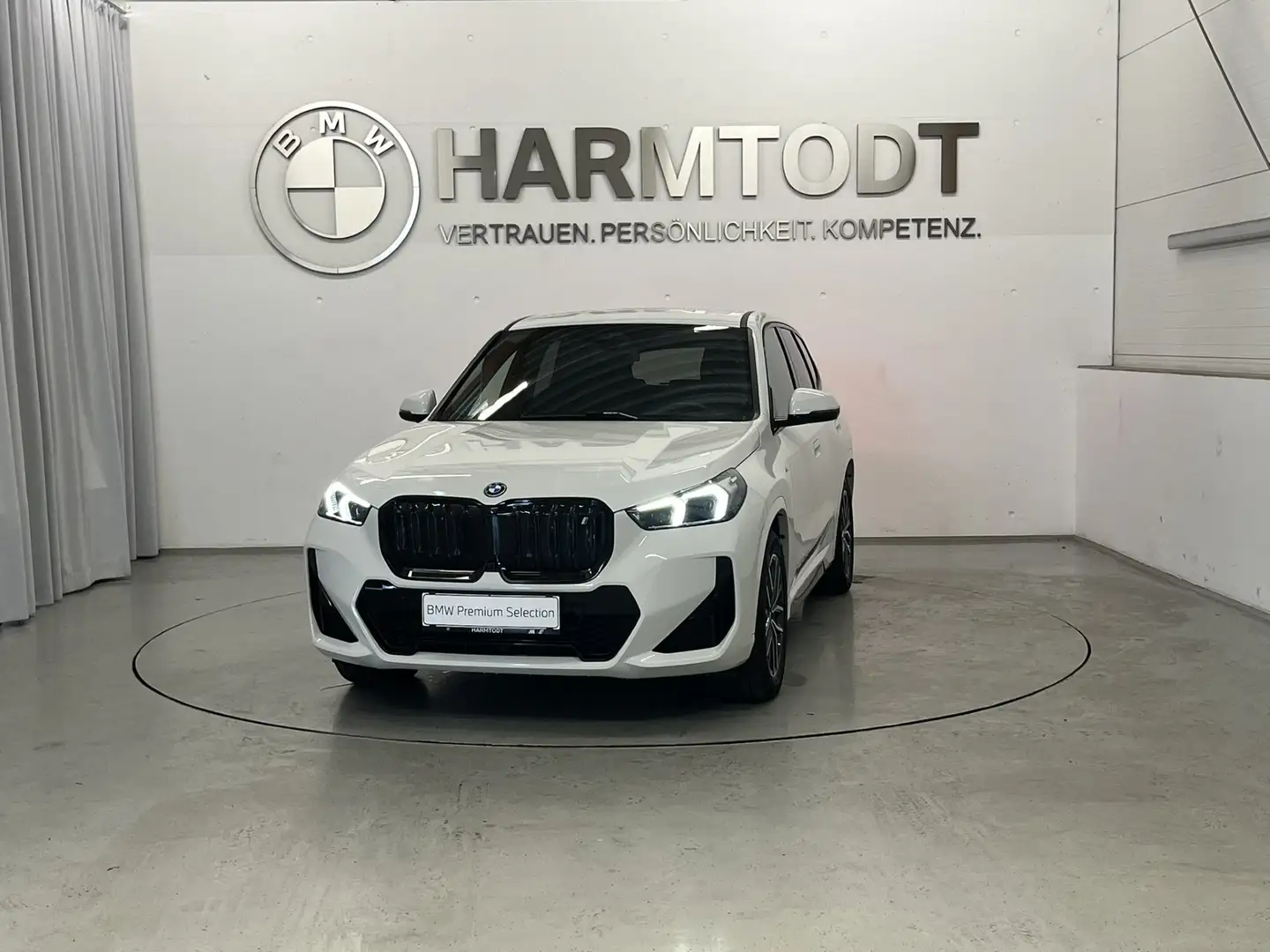 BMW iX1 xDrive30 *M-Sportpaket / Innovationspaket / AHV* Weiß - 2