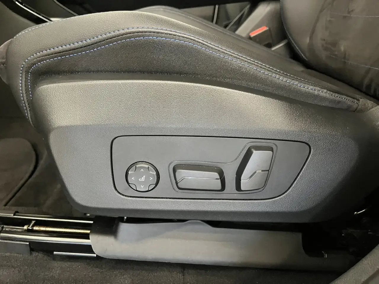 BMW iX1 xDrive30 *M-Sportpaket / Innovationspaket / AHV*, миниатюра 16
