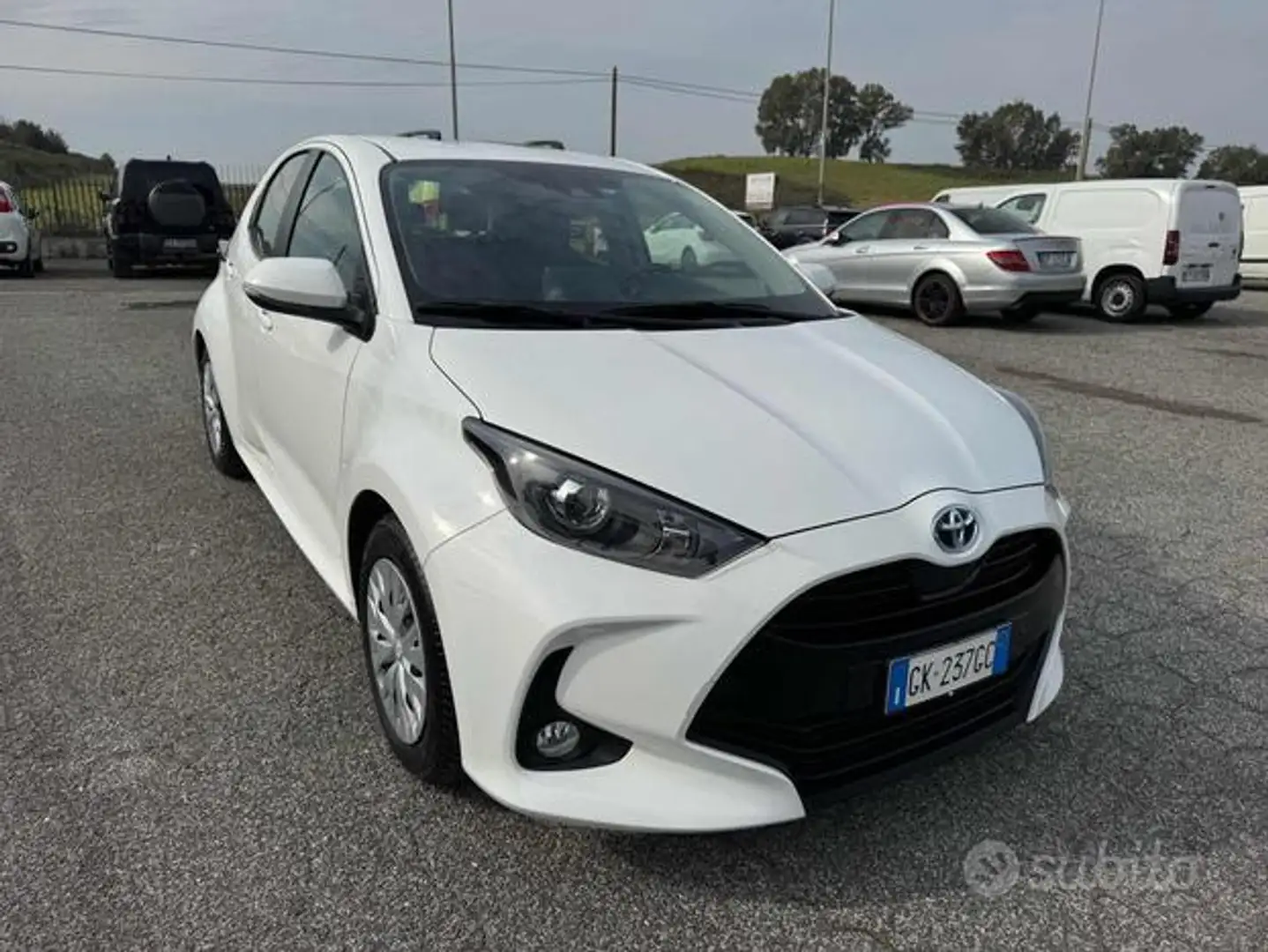 Toyota Yaris 1.5 Hybrid 5 porte Business Blanc - 1