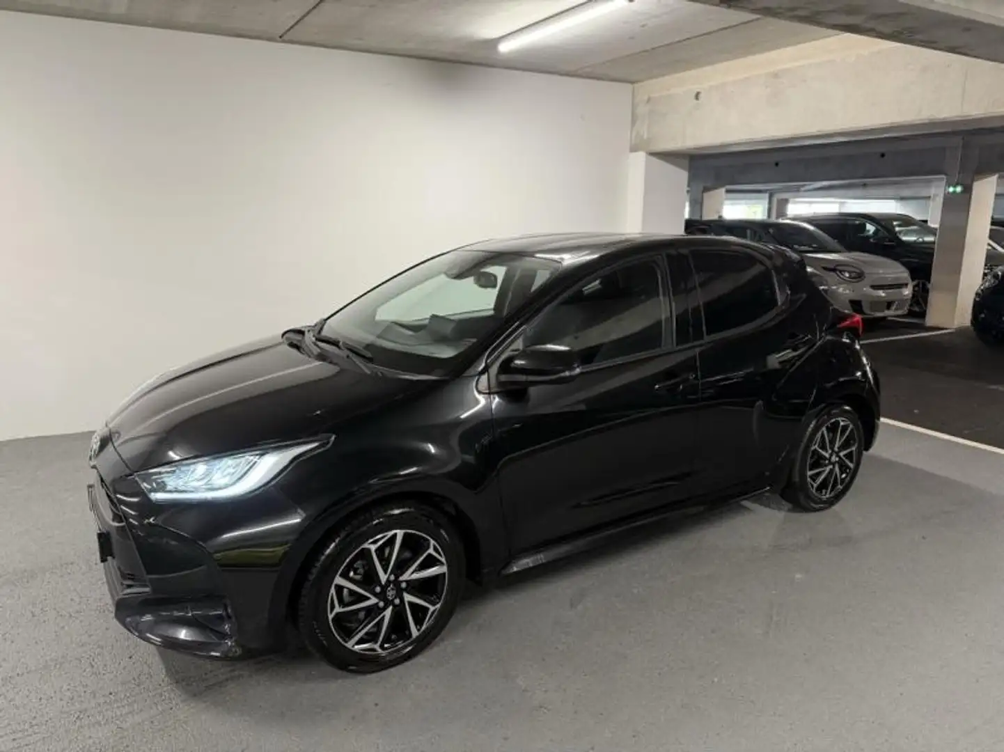 Toyota Yaris 116h Design 5p MY22 Negro - 1