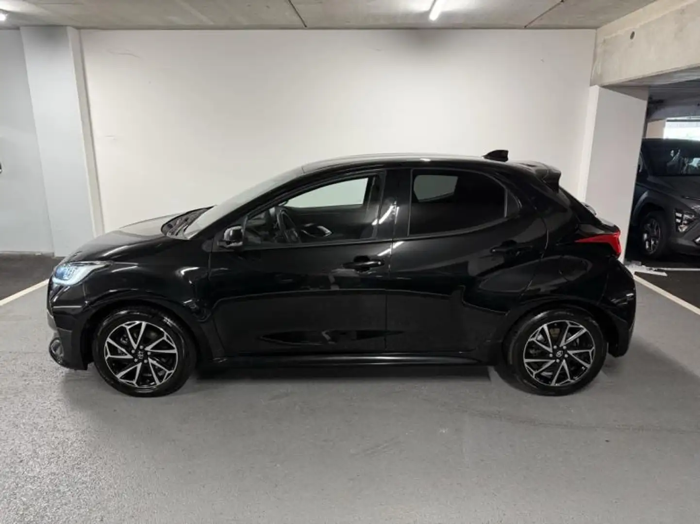 Toyota Yaris 116h Design 5p MY22 Negro - 2