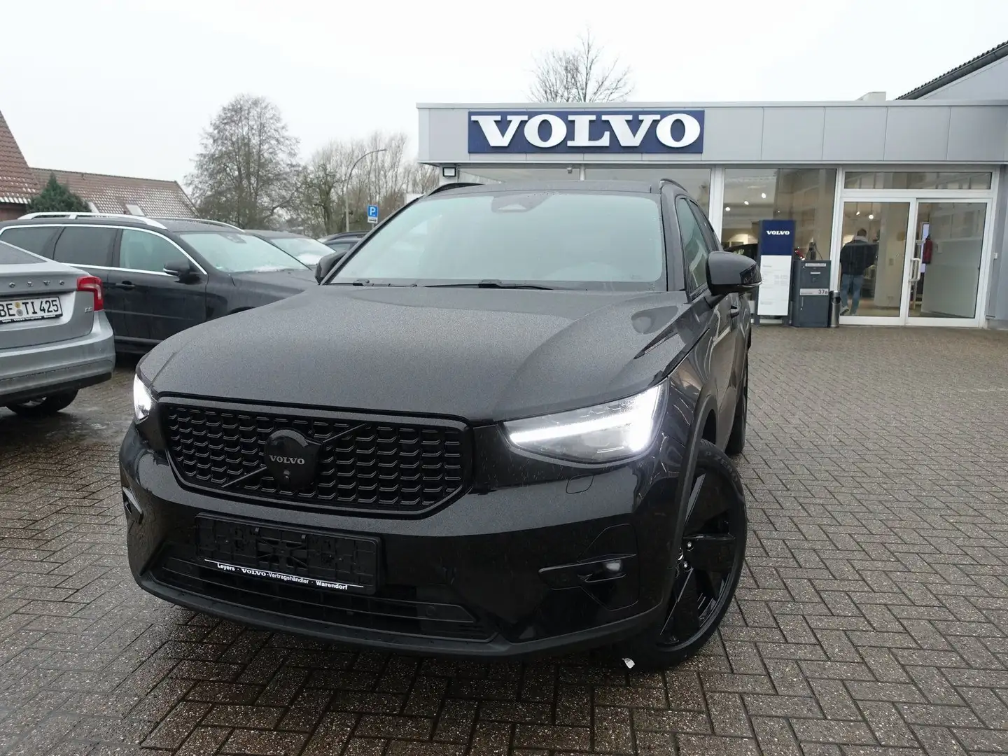 Volvo XC40 Black Edition Plus B3/Pano/H&K/AHK/360° Schwarz - 1