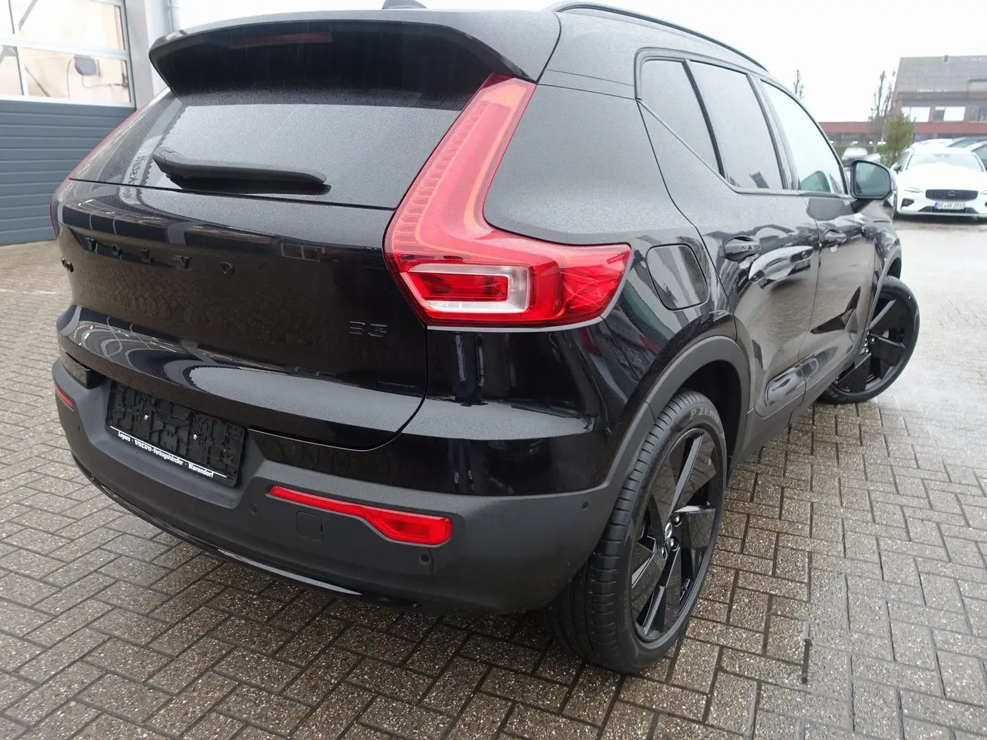 Volvo XC40 Black Edition Plus B3/Pano/H&K/AHK/360° Schwarz - 2