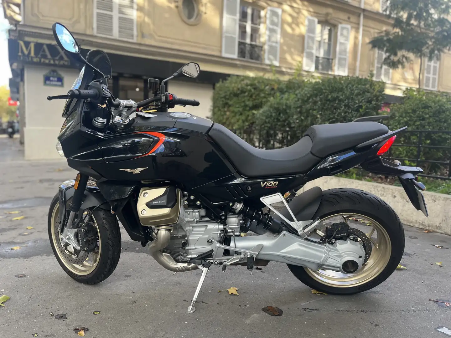 Moto Guzzi V 100 Noir - 2