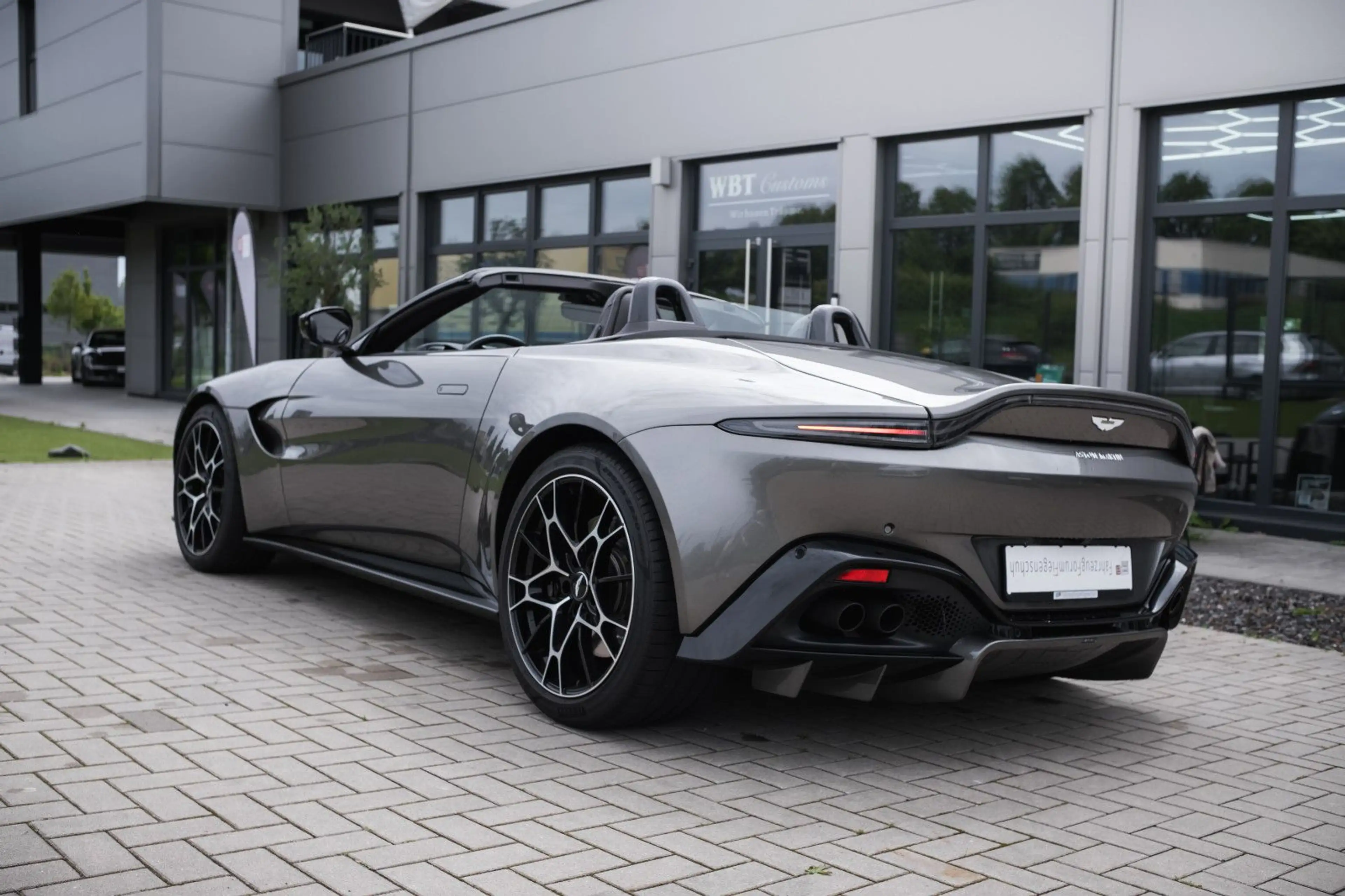 Aston Martin V8 -Roadster-AM Spezilafarbe-Sport Plus. — photo 4