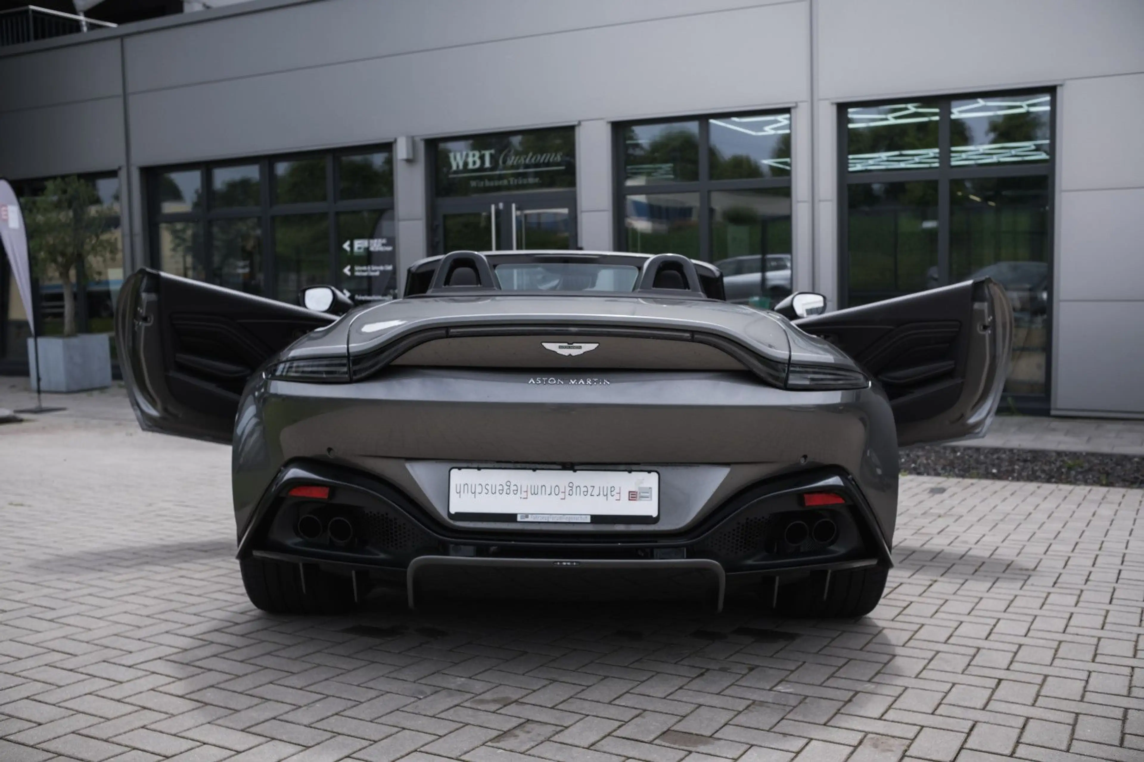 Aston Martin V8 -Roadster-AM Spezilafarbe-Sport Plus. — photo 11