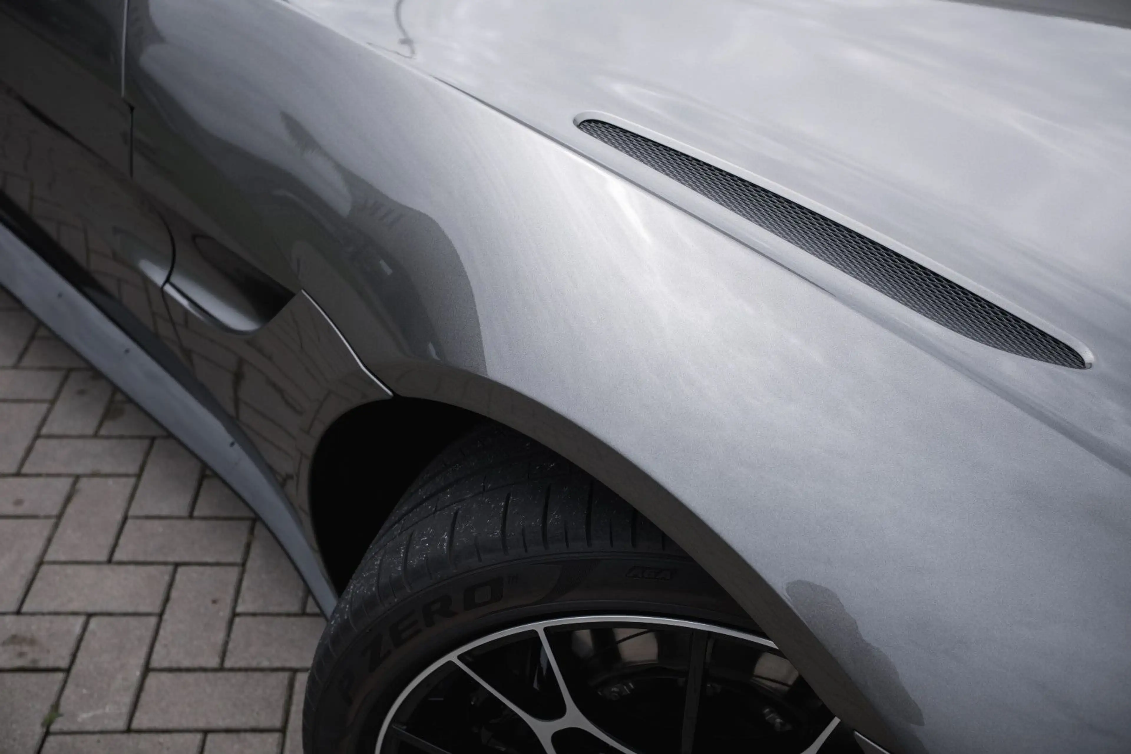 Aston Martin V8 -Roadster-AM Spezilafarbe-Sport Plus. — photo 14