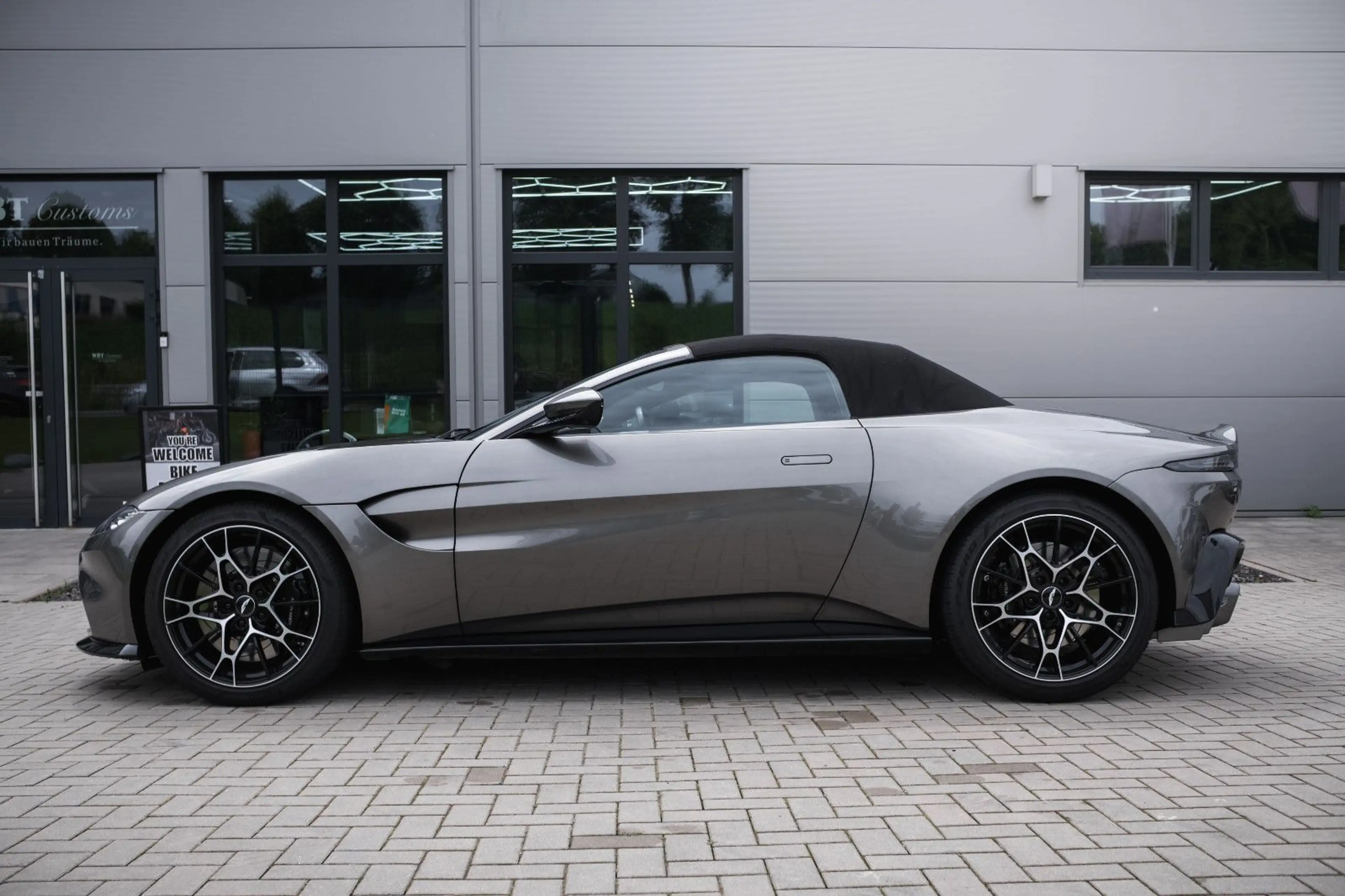 Aston Martin V8 -Roadster-AM Spezilafarbe-Sport Plus. — photo 2