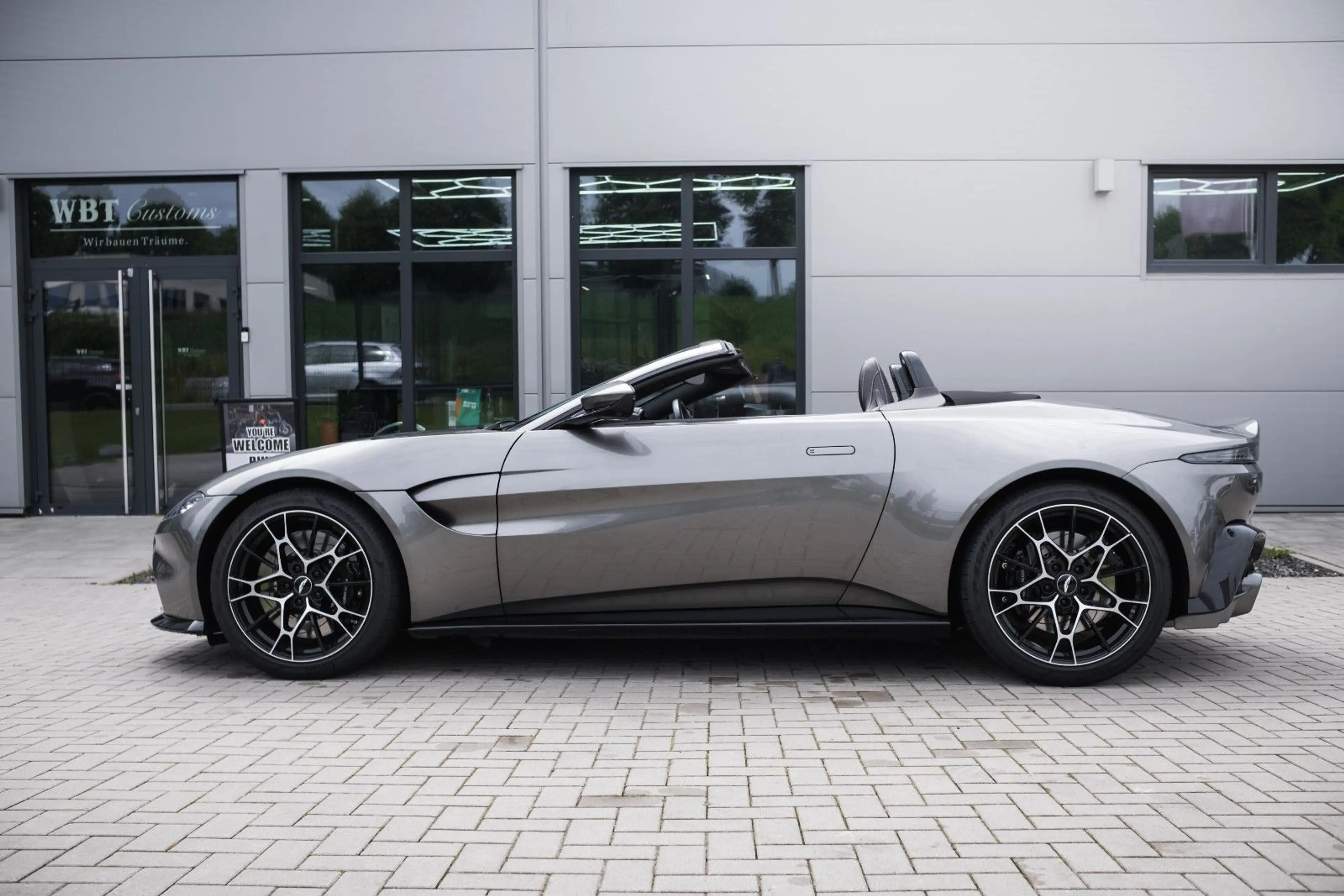 Aston Martin V8 -Roadster-AM Spezilafarbe-Sport Plus.
