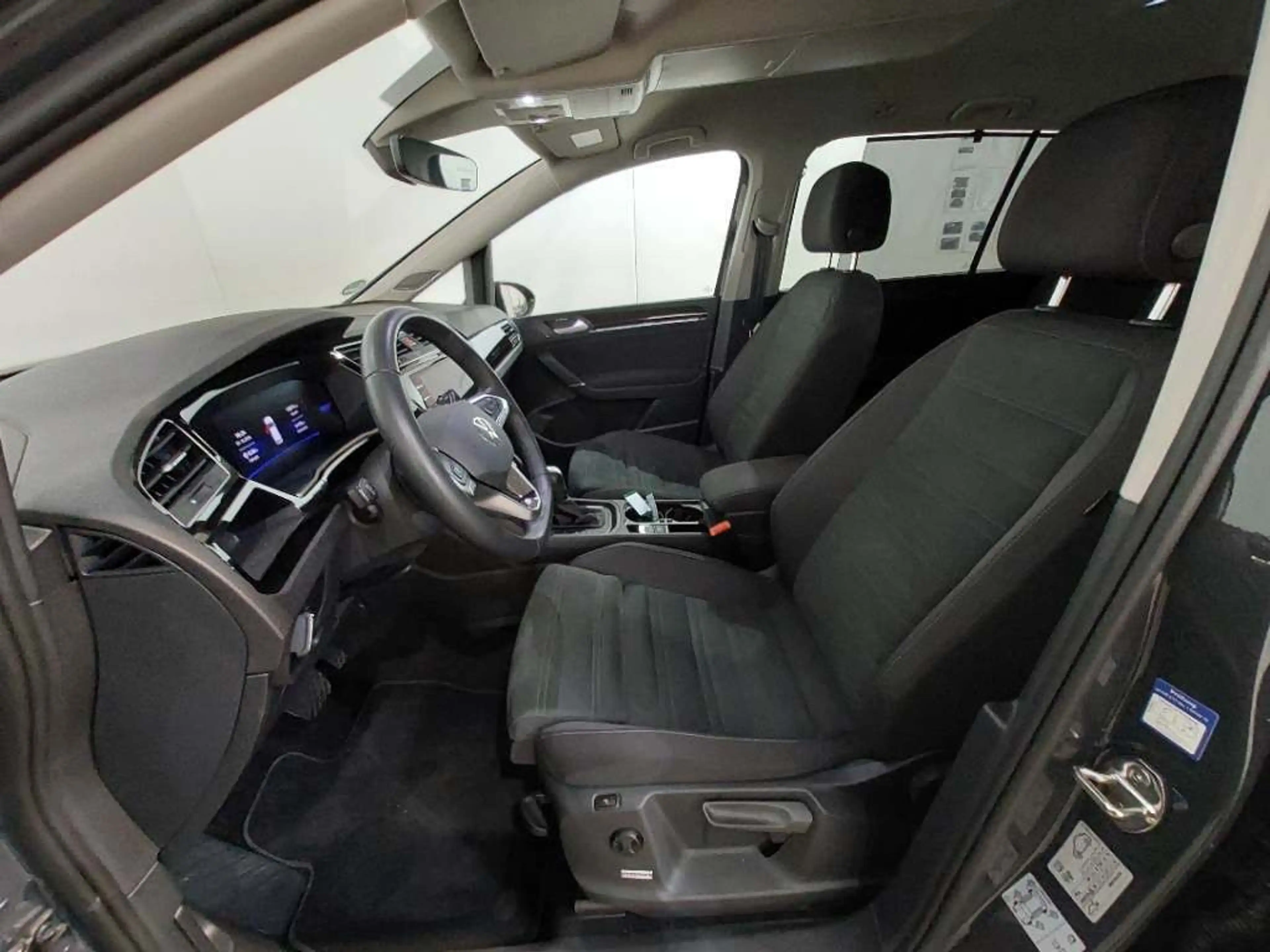 Volkswagen Touran Business AHK DYNAUDIO MASSAGE STHZ EasyOp — photo 10