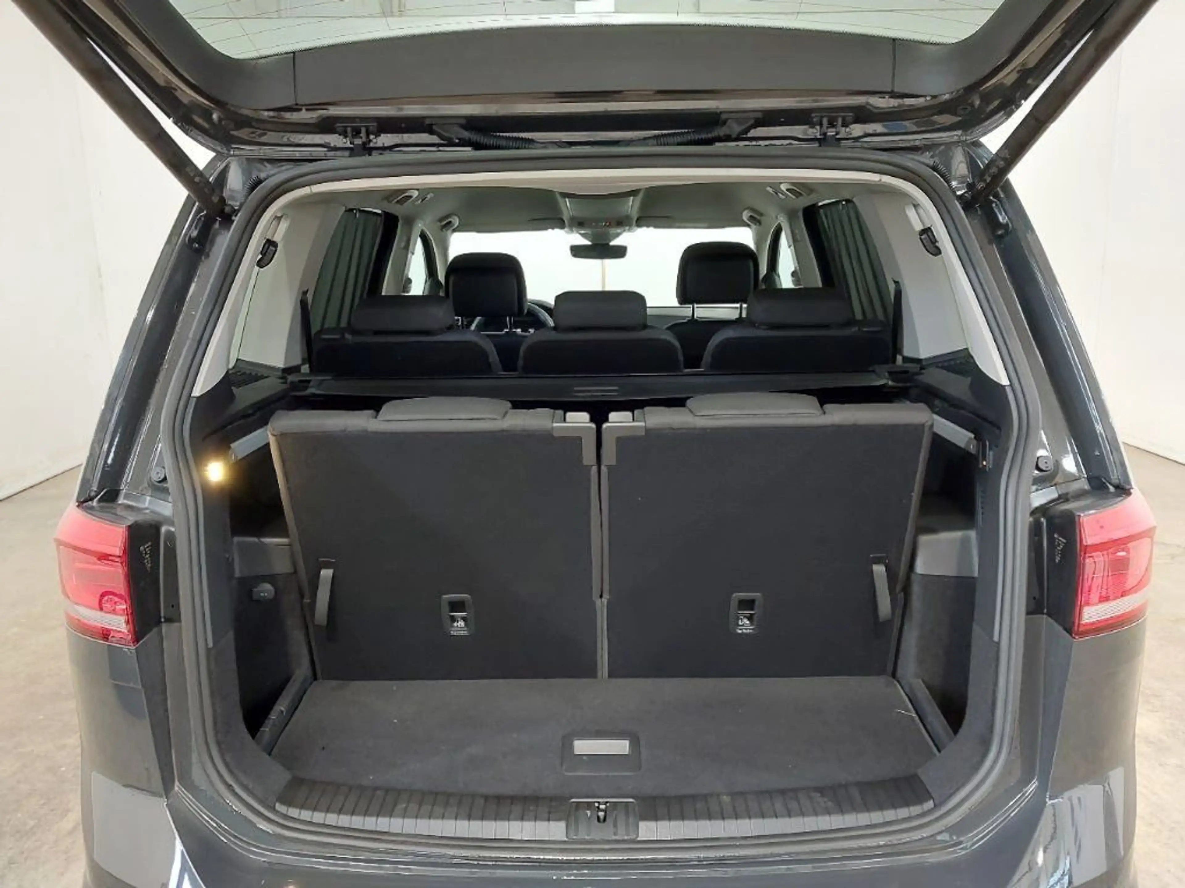 Volkswagen Touran Business AHK DYNAUDIO MASSAGE STHZ EasyOp — photo 7