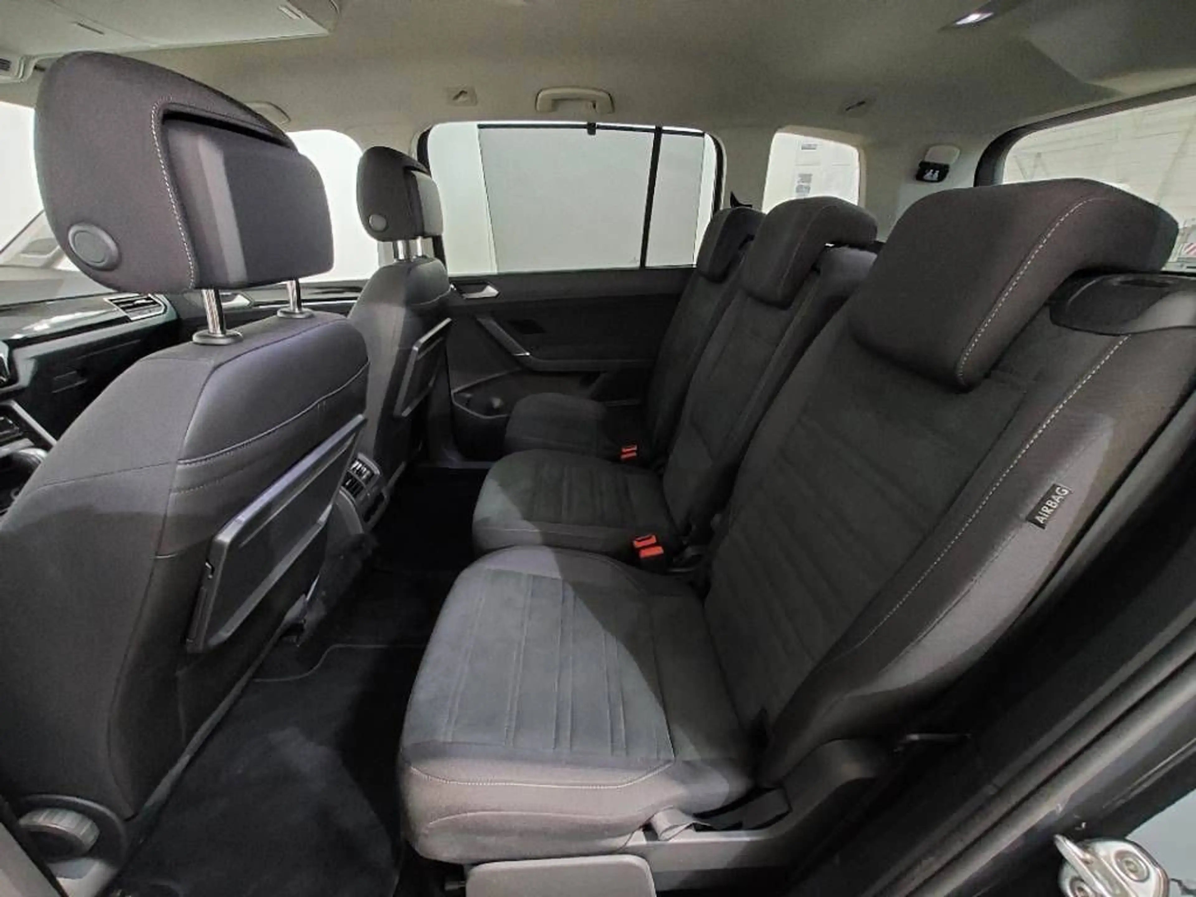Volkswagen Touran Business AHK DYNAUDIO MASSAGE STHZ EasyOp — photo 11