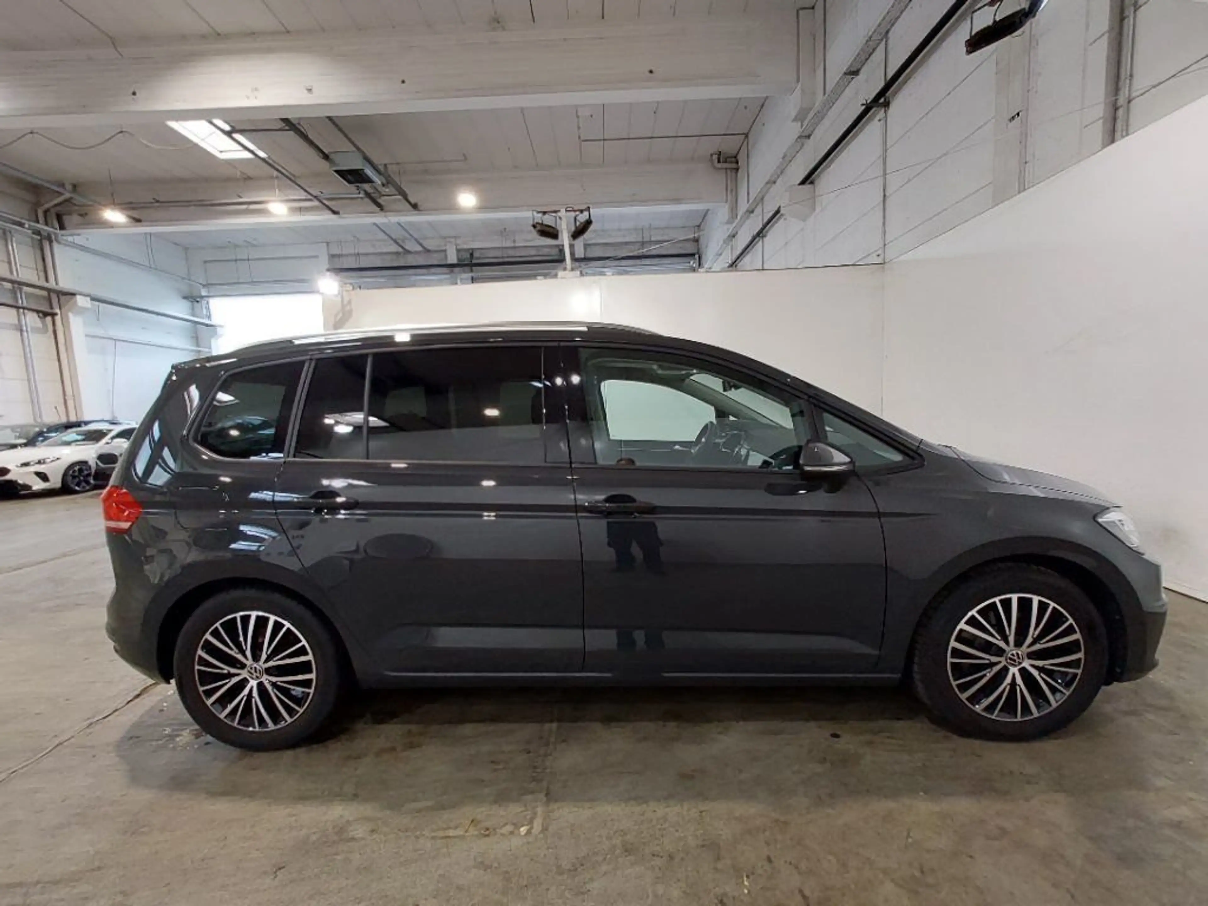 Volkswagen Touran Business AHK DYNAUDIO MASSAGE STHZ EasyOp — photo 6