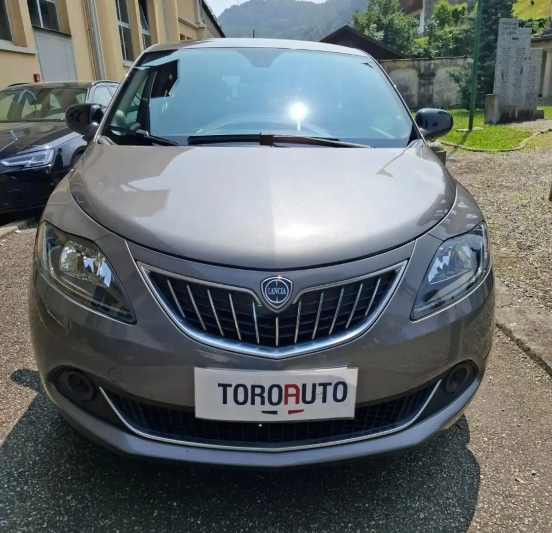 Lancia Ypsilon 1.0 FireFly 5 porte S&S Hybrid Ecochic Silver Grigio - 2