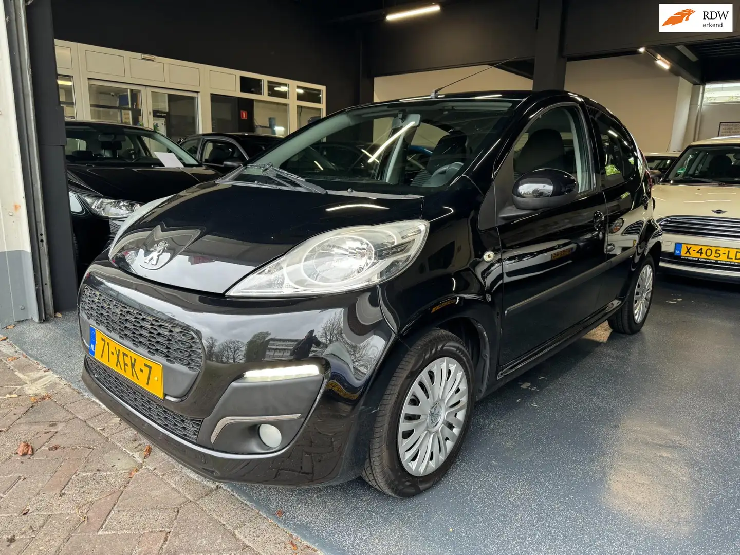 Peugeot 107 1.0 Active*5DRS*AIRCO*STUURBEKR*ELEK.PAKKET*NAP*NE Zwart - 1