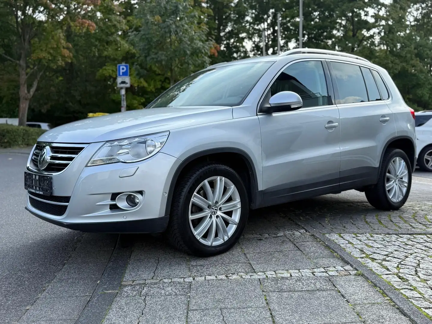 Volkswagen Tiguan Sport & Style 4Motion,Auto,Navi Silber - 2