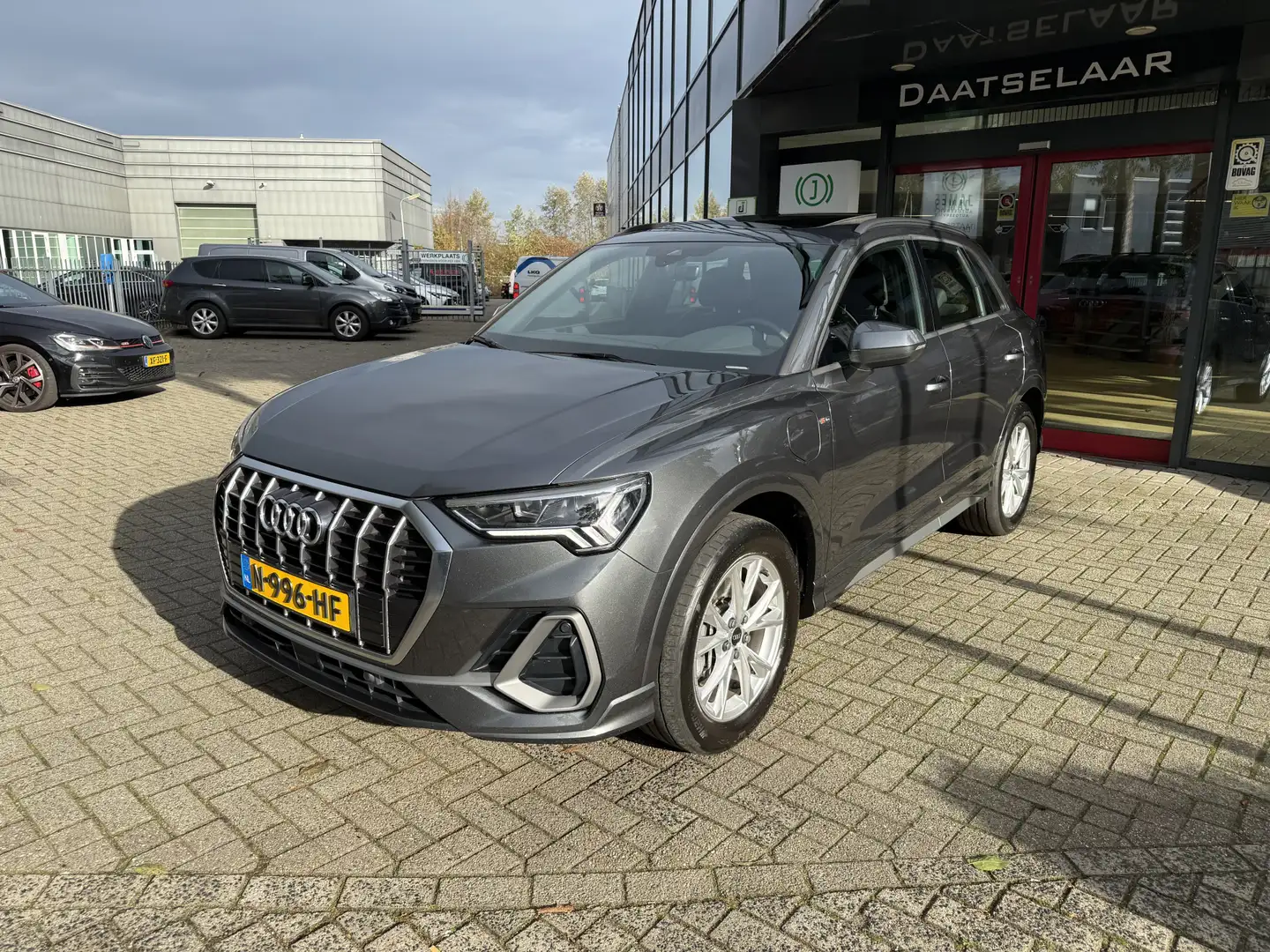 Audi Q3 45 TFSI e S edition Panoramadak/Virtual Dash/ Appl Grigio - 2