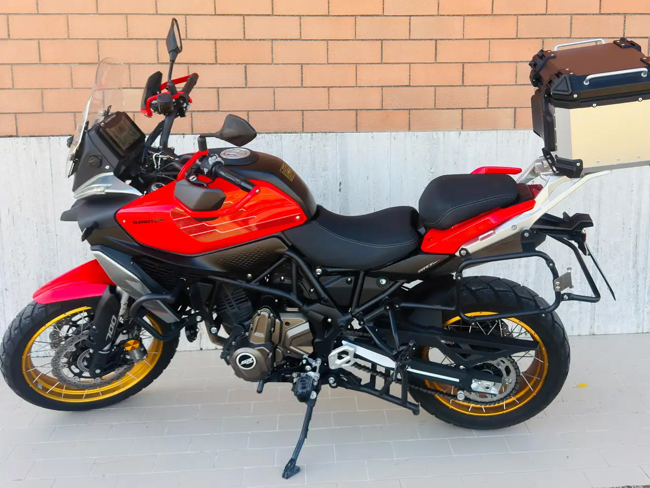 QJ Motor SRT 700 SX