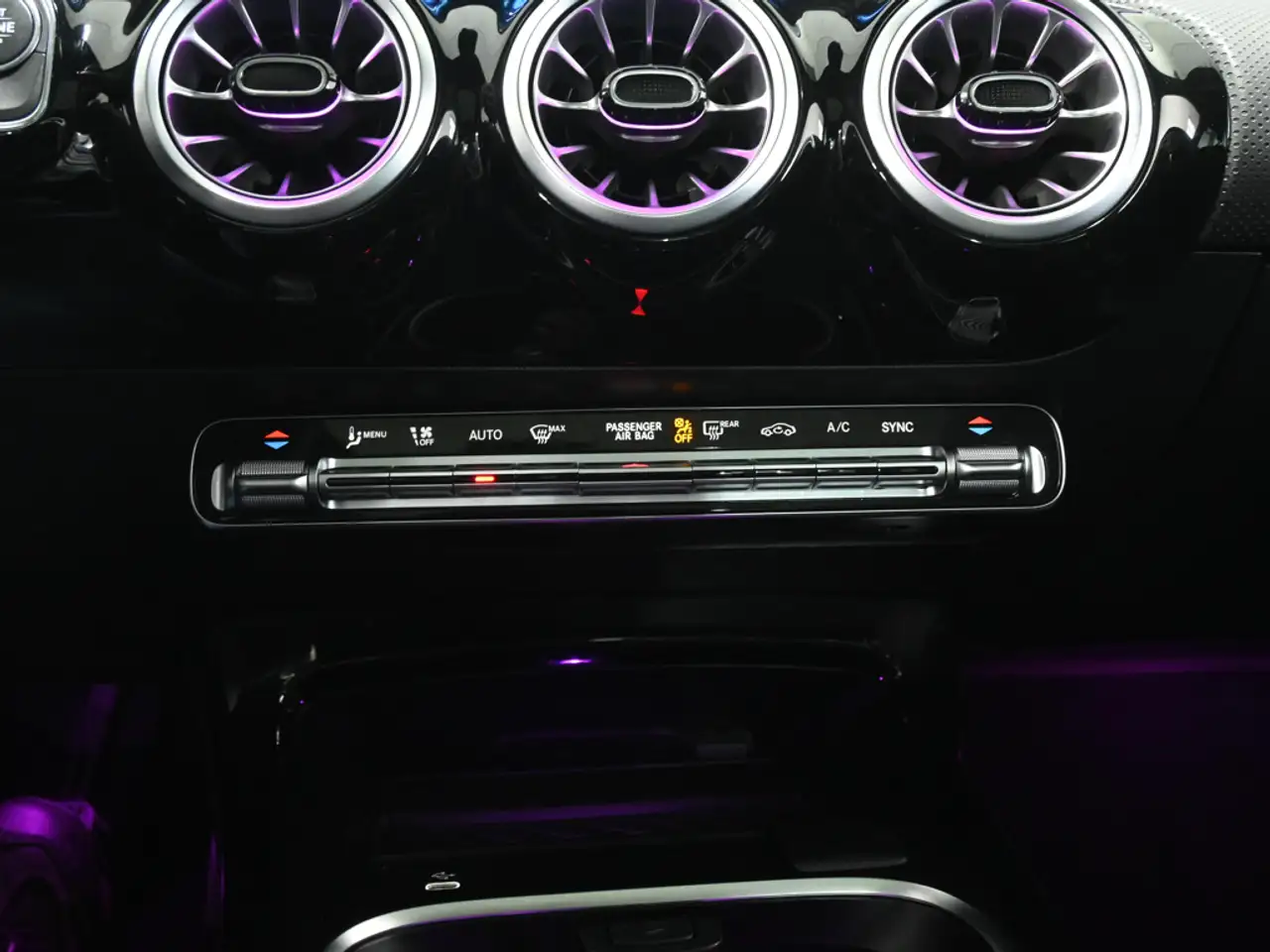 Mercedes-Benz CLA снимка Mercedes-Benz CLA