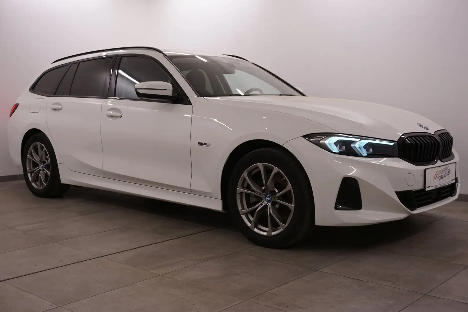 BMW 320 e xDrive // Anhängervorr.// Abstandstempomat // Weiß - 1