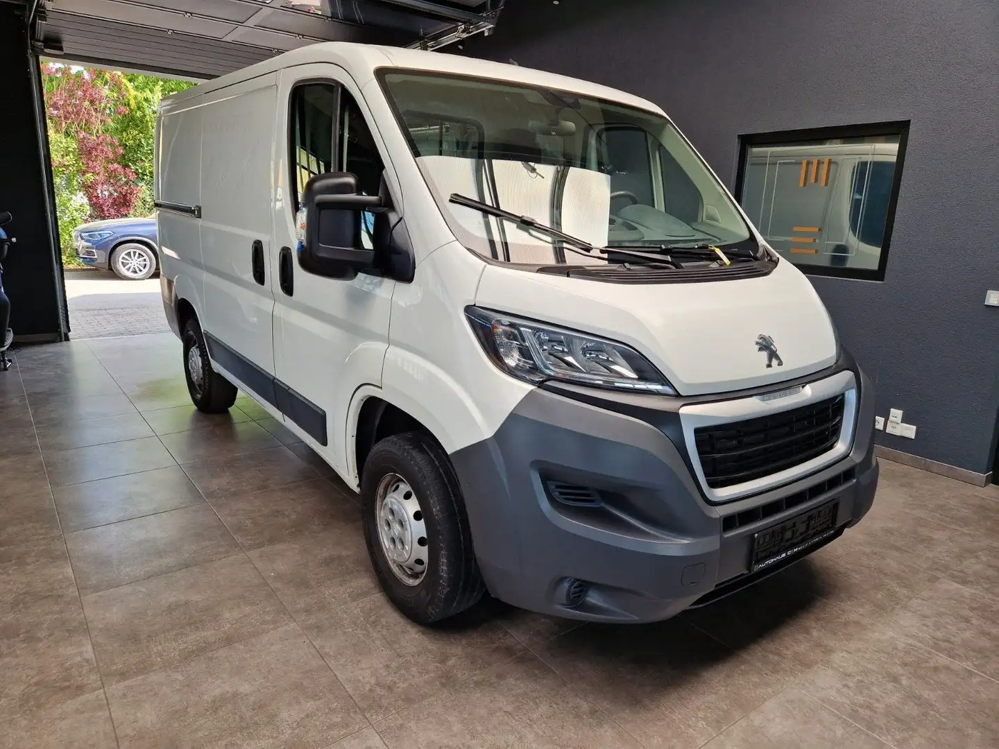 Peugeot Boxer Kasten 330 L1H1 Pro Avantage 2,0BlueHDi Weiß - 1