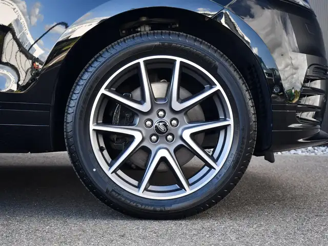 Land Rover Range Rover Velar view 12