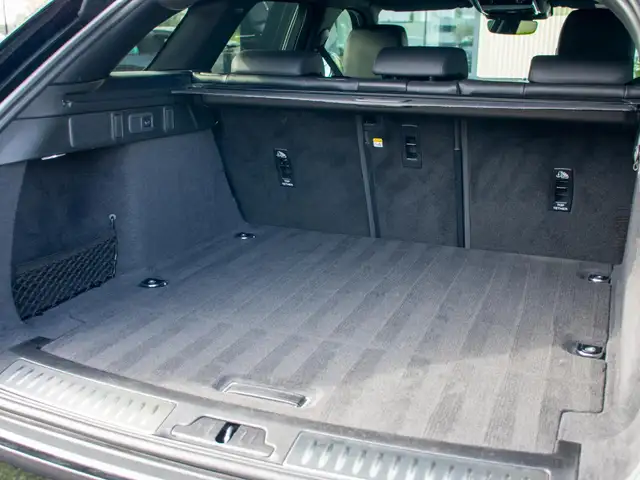 Land Rover Range Rover Velar view 11