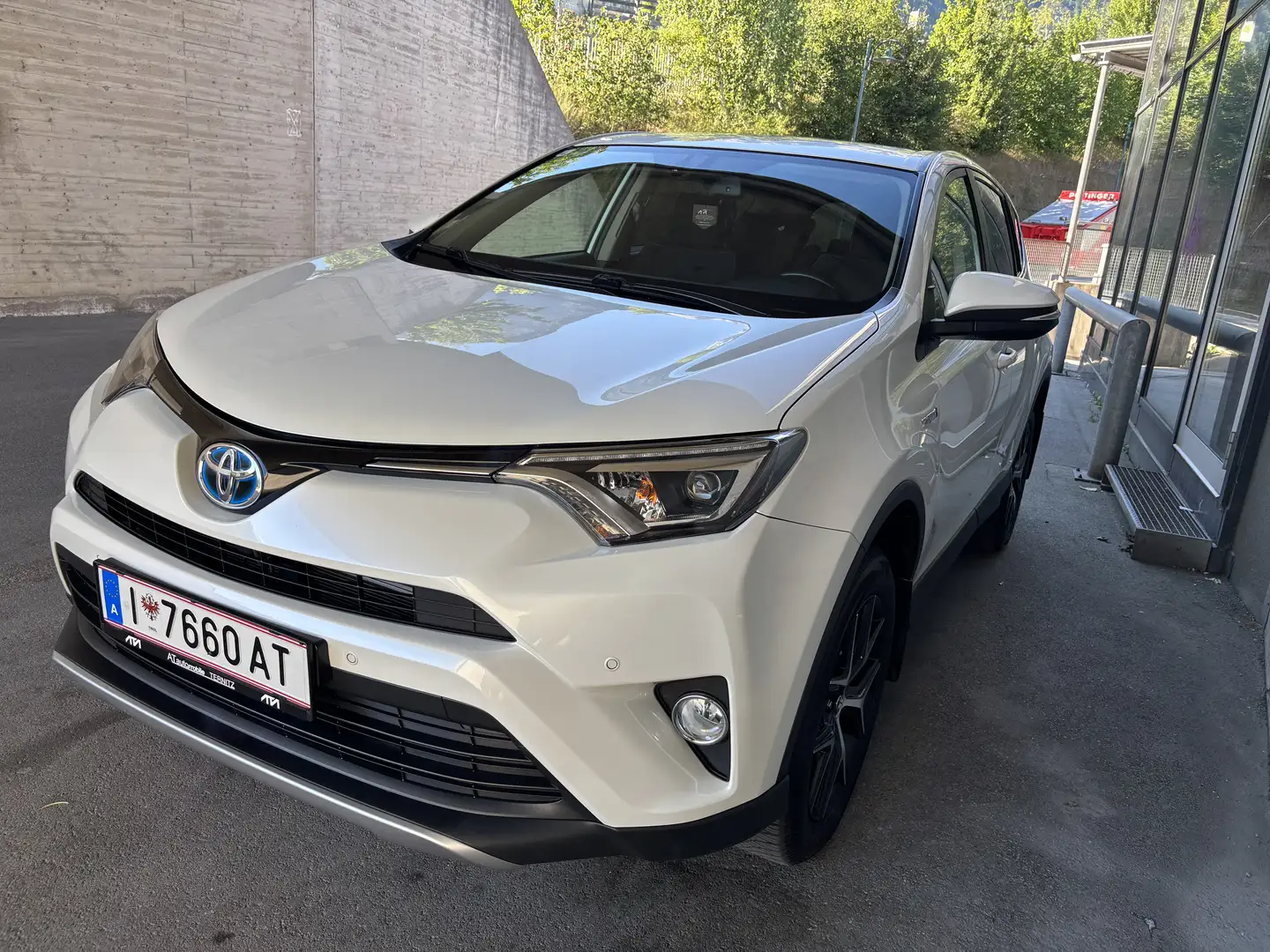 Toyota RAV4 Toyota RAV4 2,5 Hybrid Active SUV / Geländewagen Weiß - 1