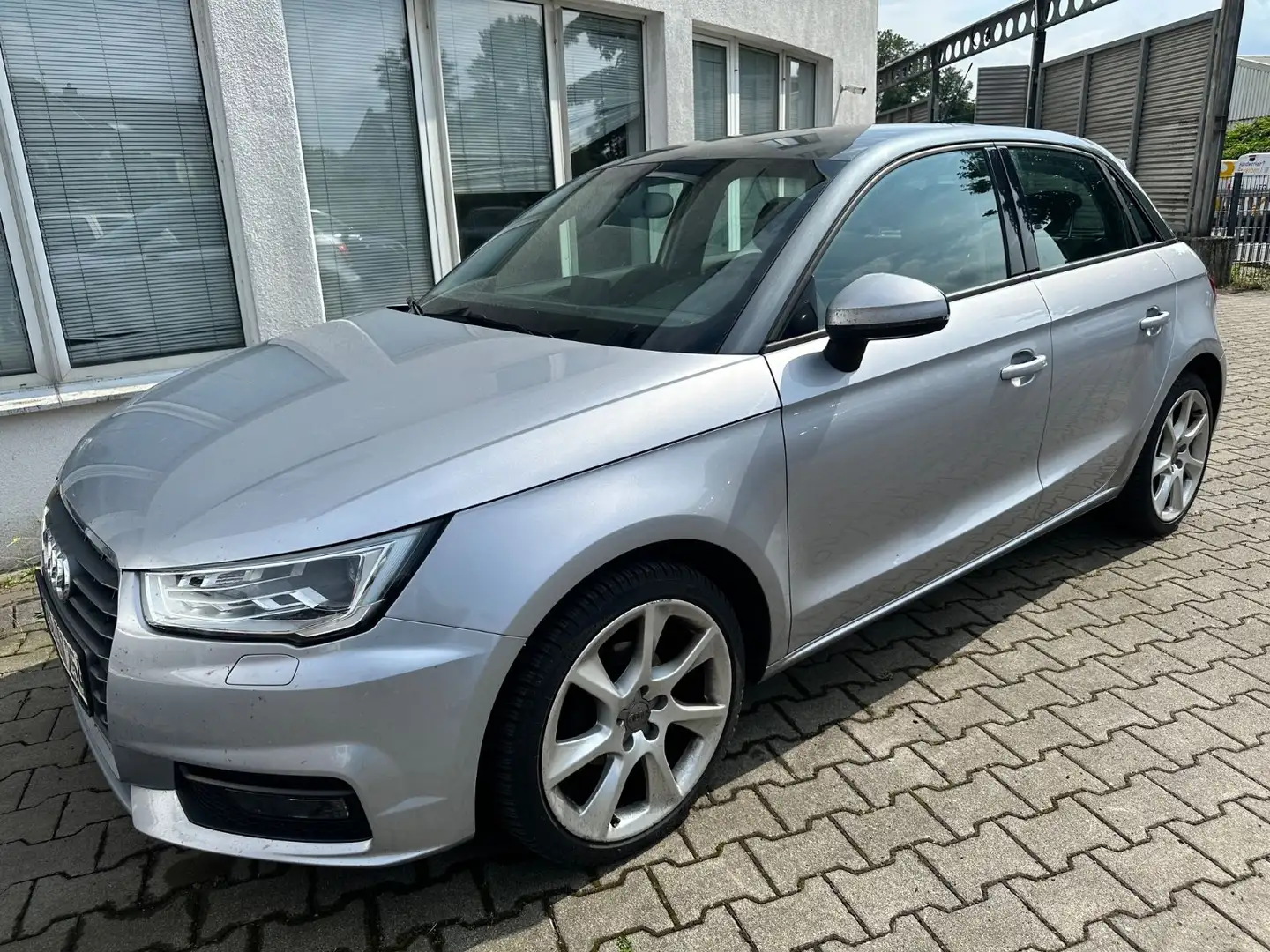 Audi A1 1.4 TDI Sportback * Navi * Scheckheft * TÜV Silber - 2