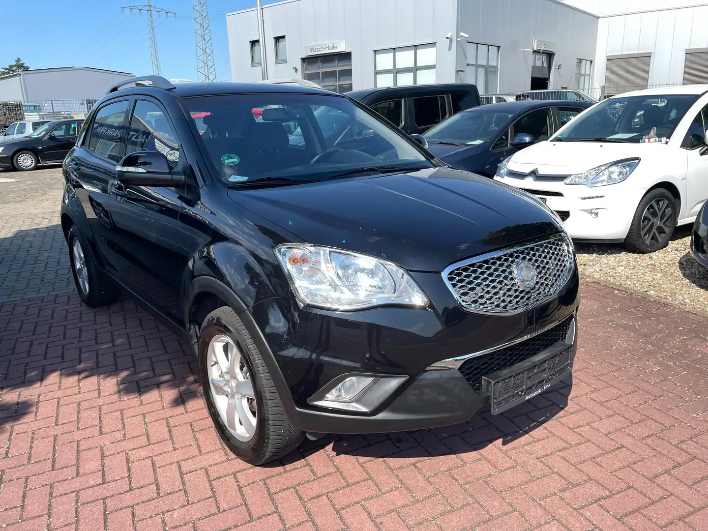 SsangYong Korando Crystal 4x2 aus 2.Hand+AHK +Scheckheft Schwarz - 1