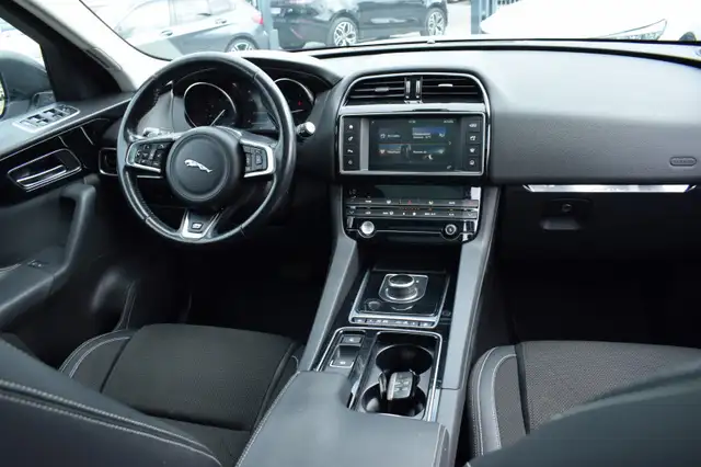 Jaguar F-Pace view 2