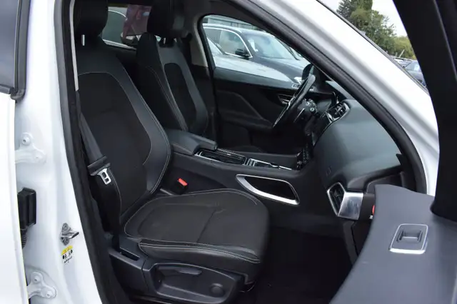 Jaguar F-Pace view 6