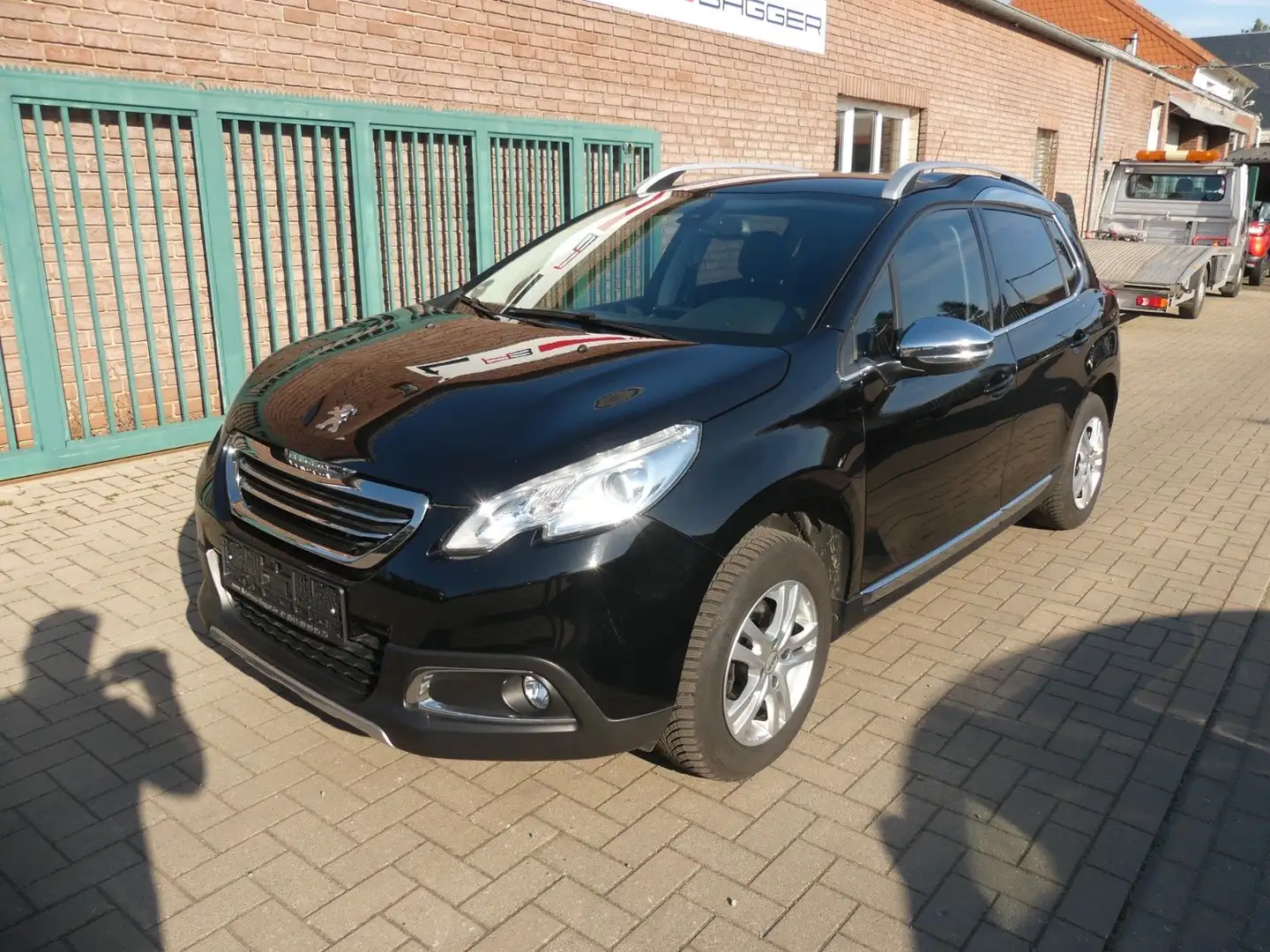 Peugeot 2008 Allure Schwarz - 2