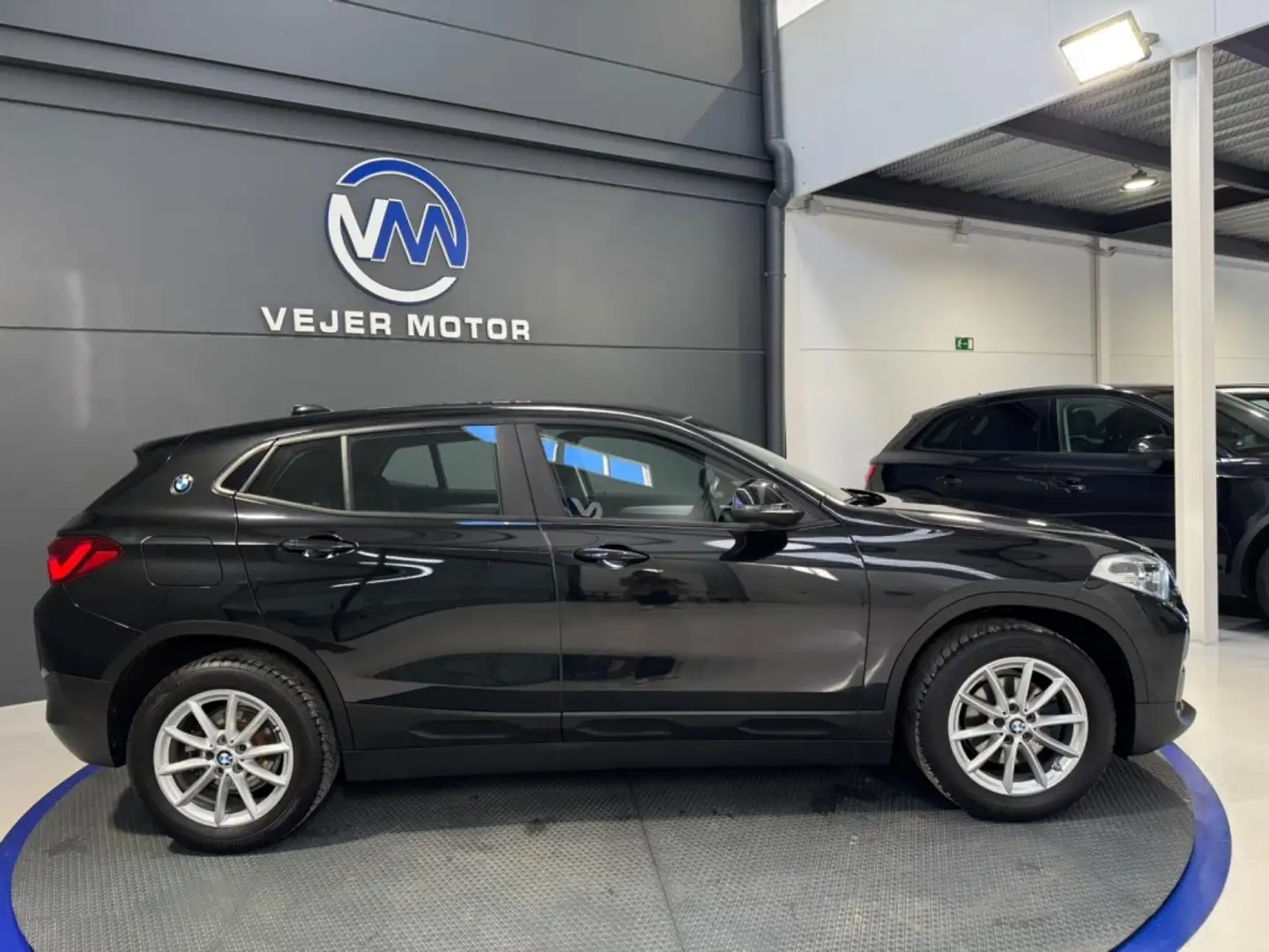 BMW X2 sDrive 18i Schwarz - 2