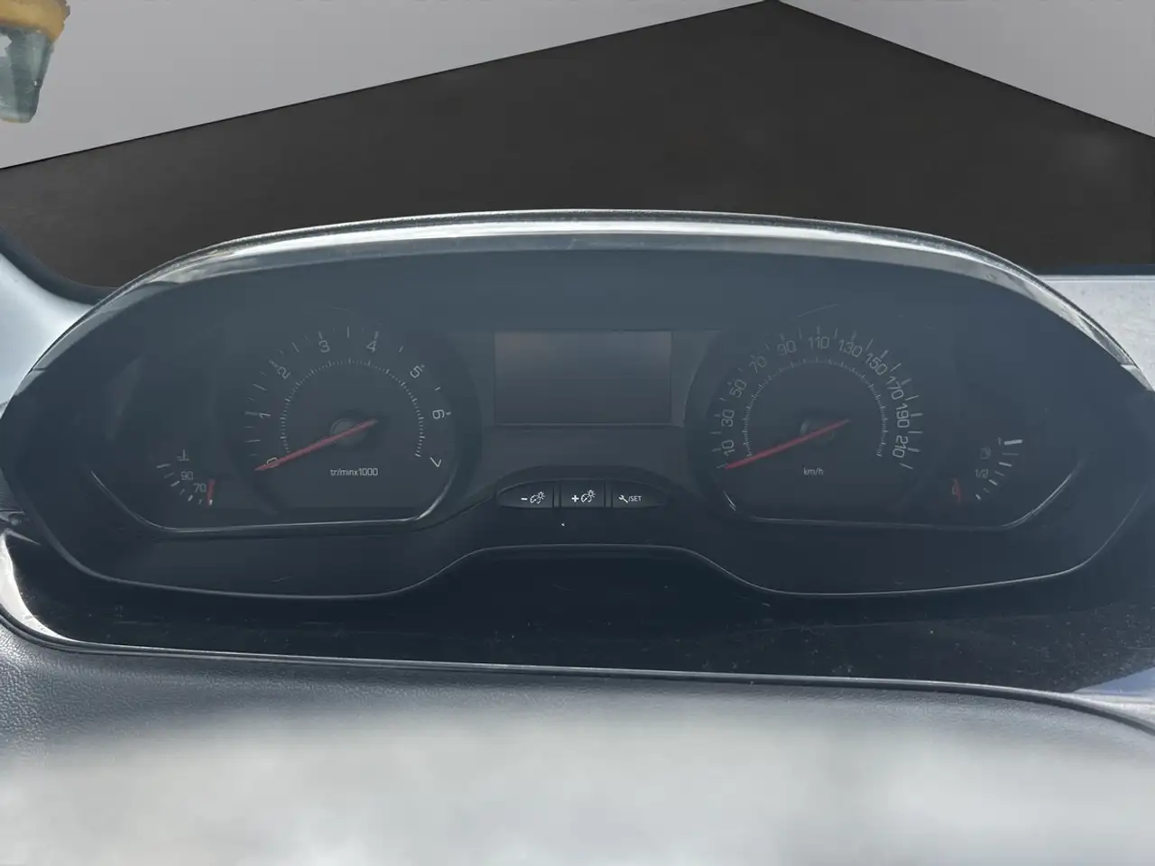 Peugeot 208 208 — photo 11