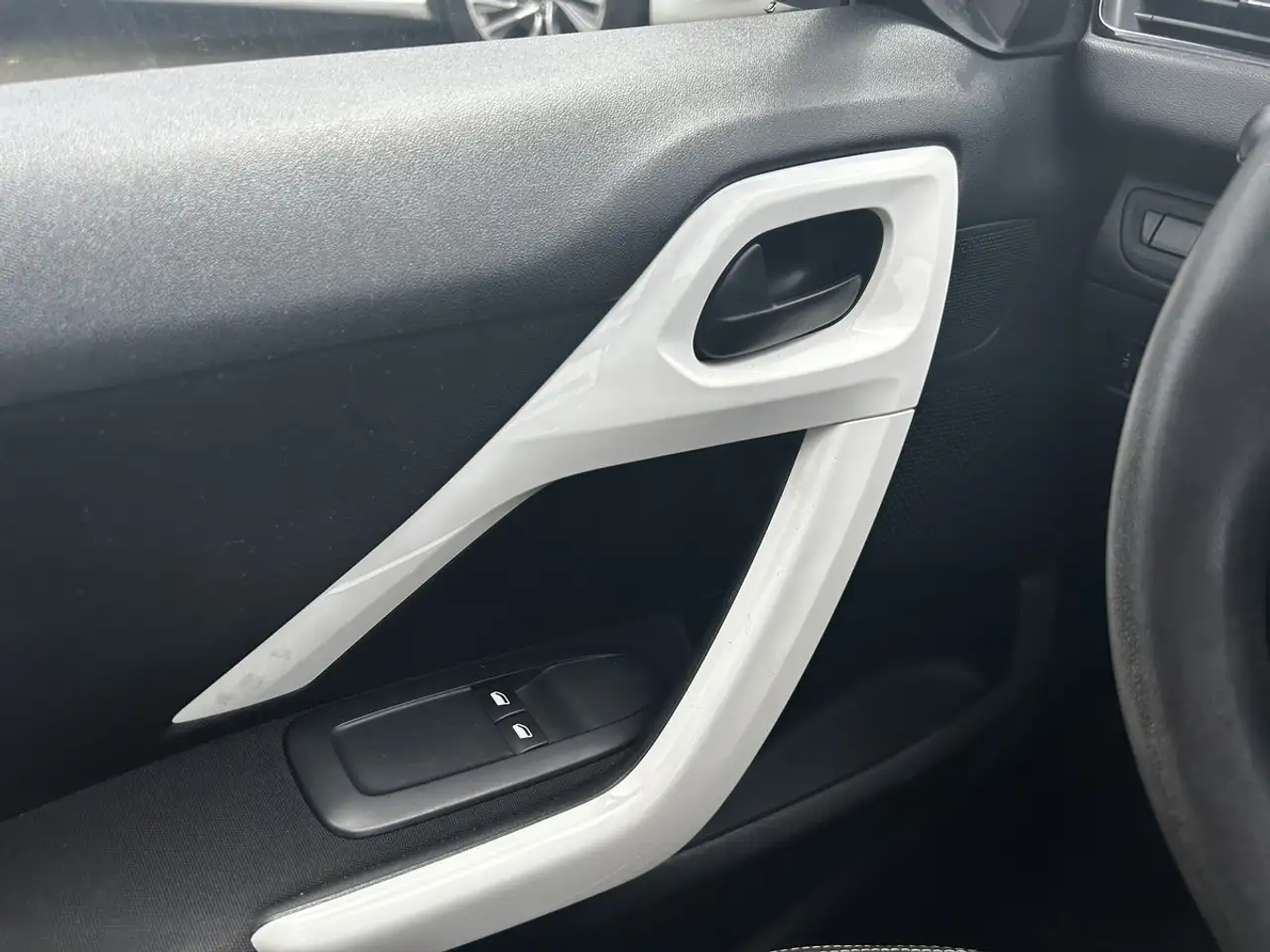 Peugeot 208 208 — photo 12