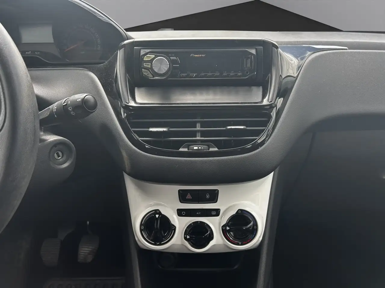 Peugeot 208 208 — photo 17