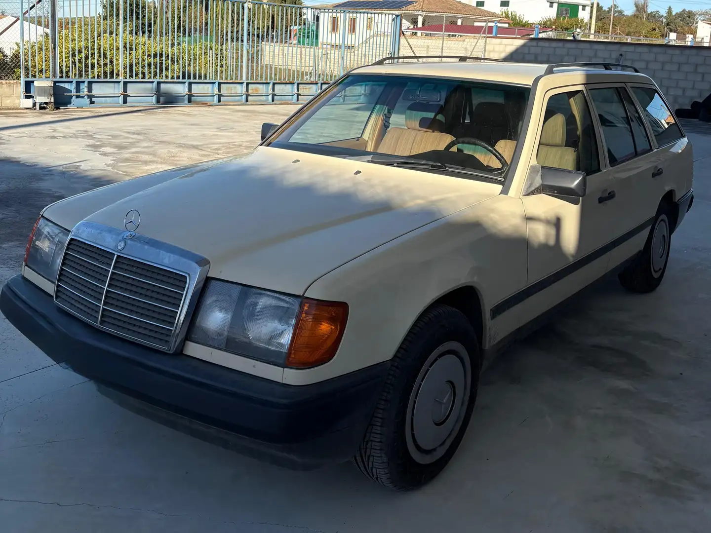 Mercedes-Benz 230 230TE Beige - 1