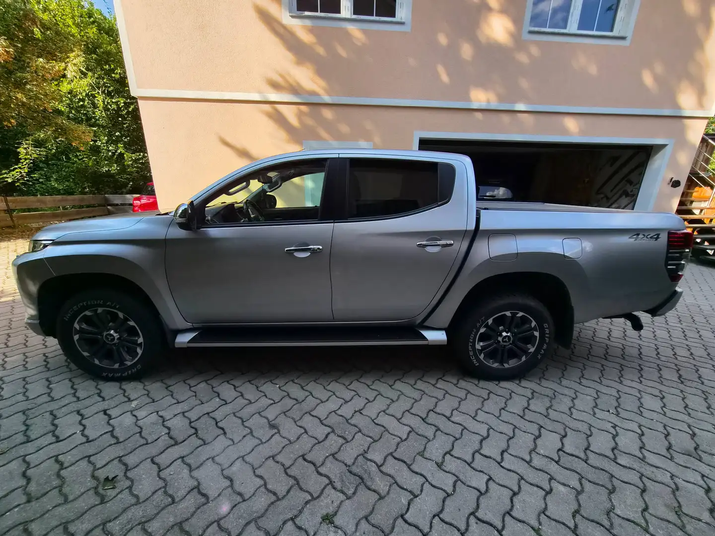 Mitsubishi L200 L 200 2,2 DI-D HP 4WD Doppelkabine Intense Aut. Intense Silber - 2