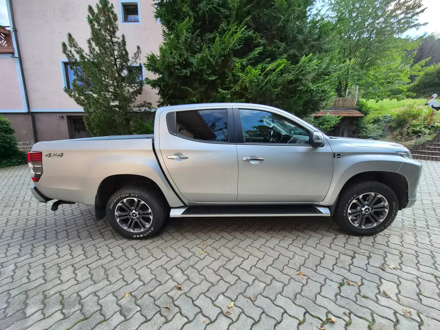 Mitsubishi L200 L 200 2,2 DI-D HP 4WD Doppelkabine Intense Aut. Intense Silber - 1