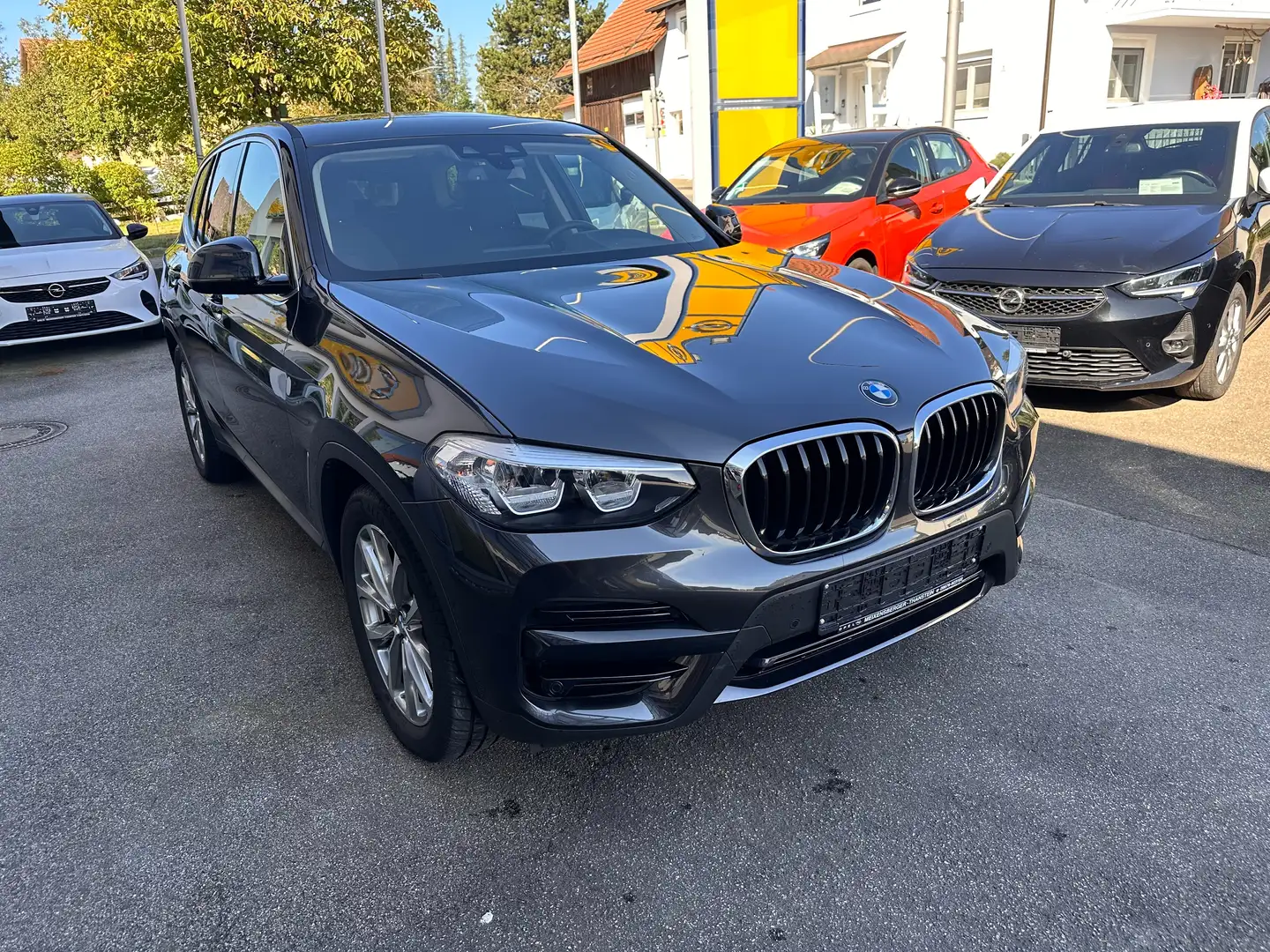 BMW X3 xDrive 30 e Advantage Panoramadach Driving Assist Šedá - 2