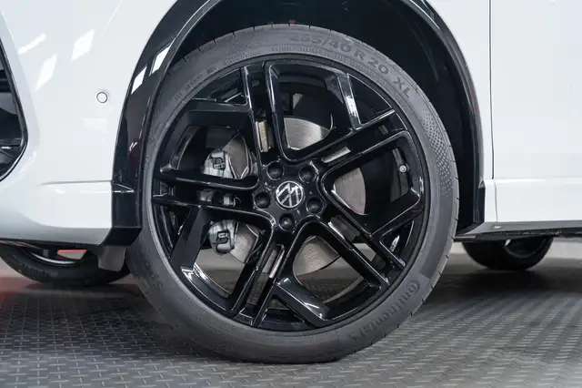 Volkswagen Tiguan view 2