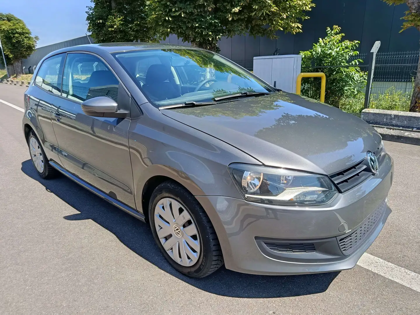 Volkswagen Polo Polo 1.2i Comfortline Gris - 2