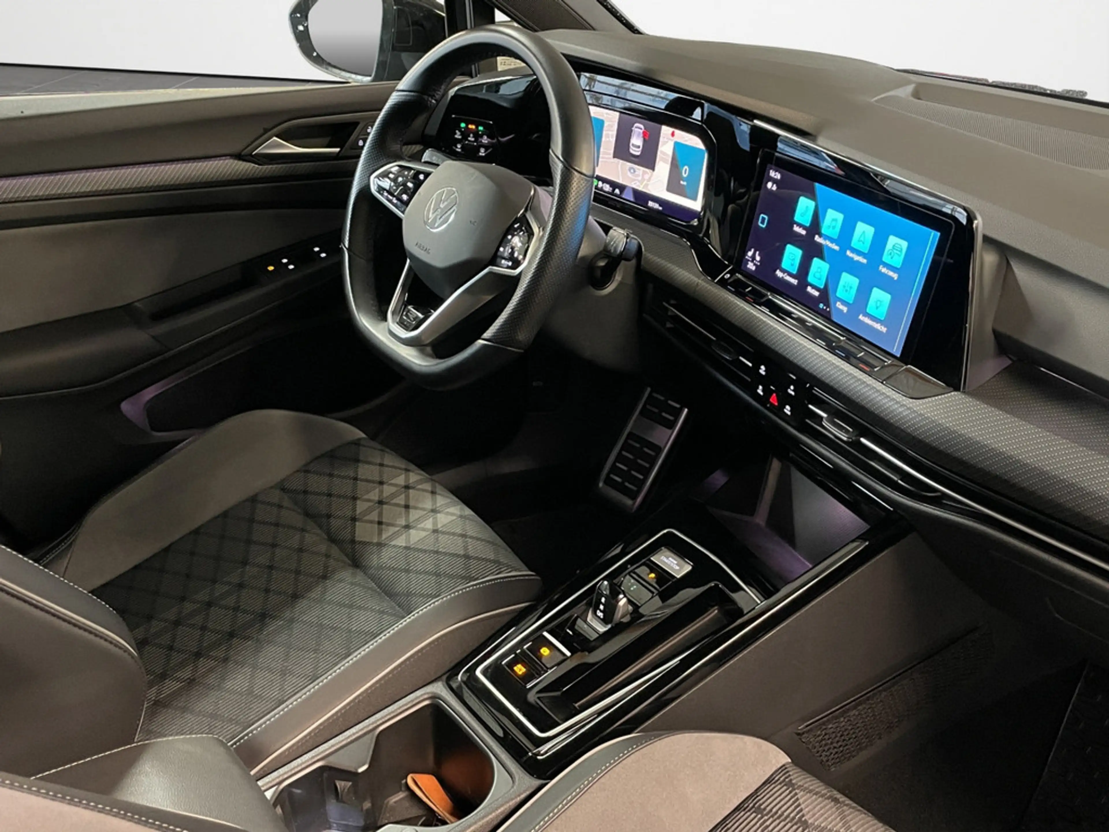Volkswagen Golf VIII 1.5 eTSI R-Line DSG BLACK STYLE+MATRIX — photo 4