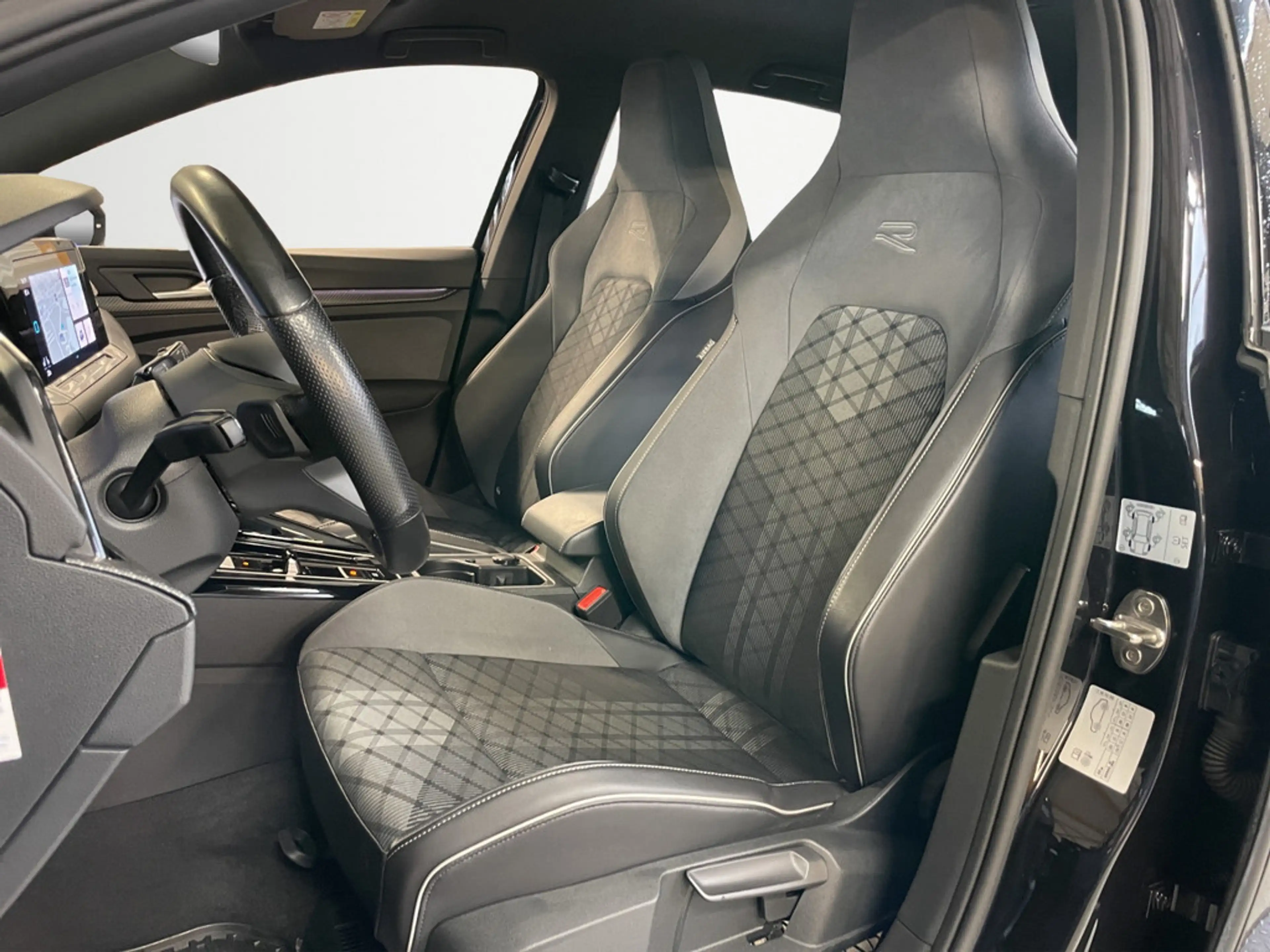 Volkswagen Golf VIII 1.5 eTSI R-Line DSG BLACK STYLE+MATRIX — photo 9