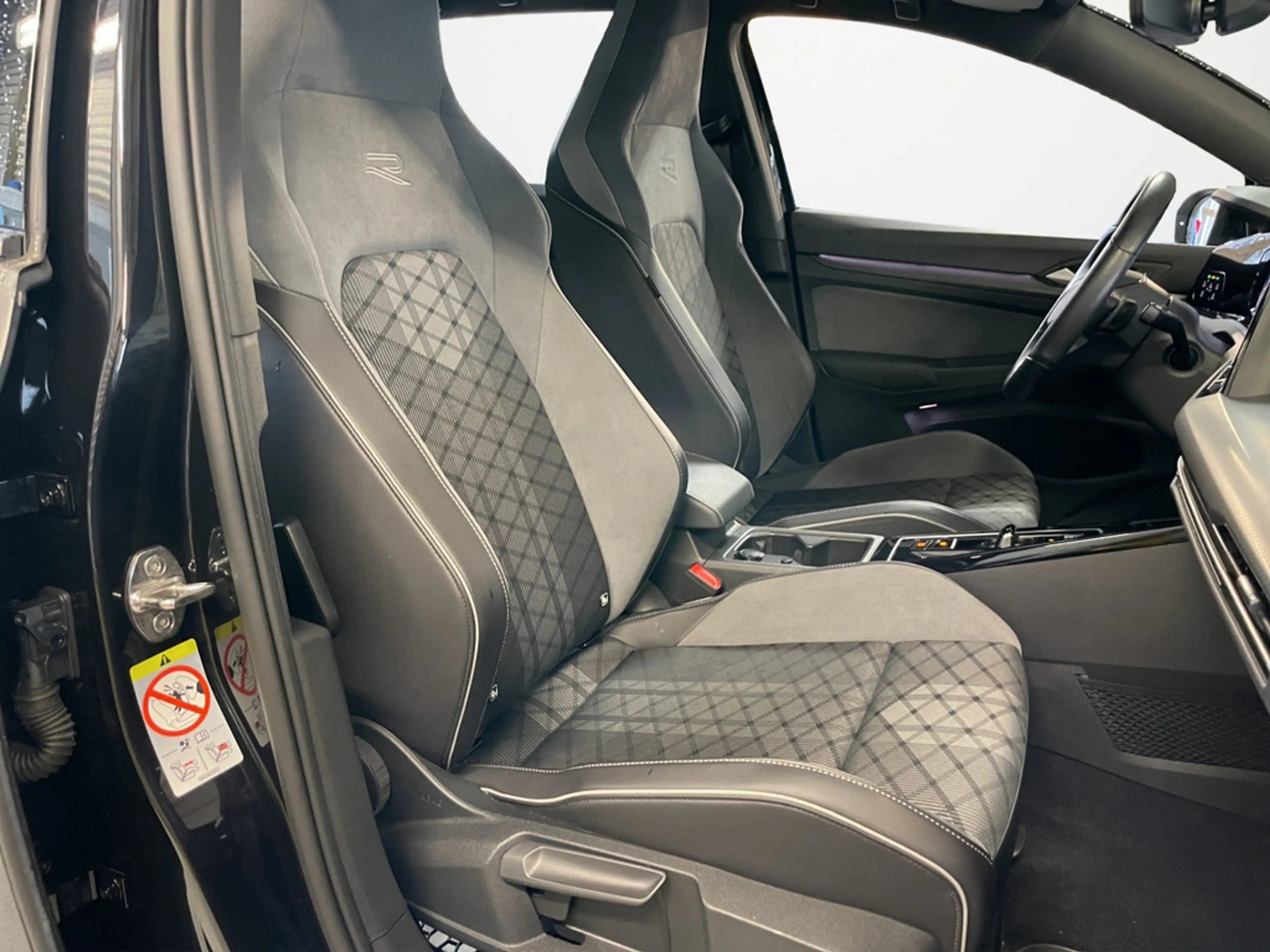 Volkswagen Golf VIII 1.5 eTSI R-Line DSG BLACK STYLE+MATRIX — photo 10