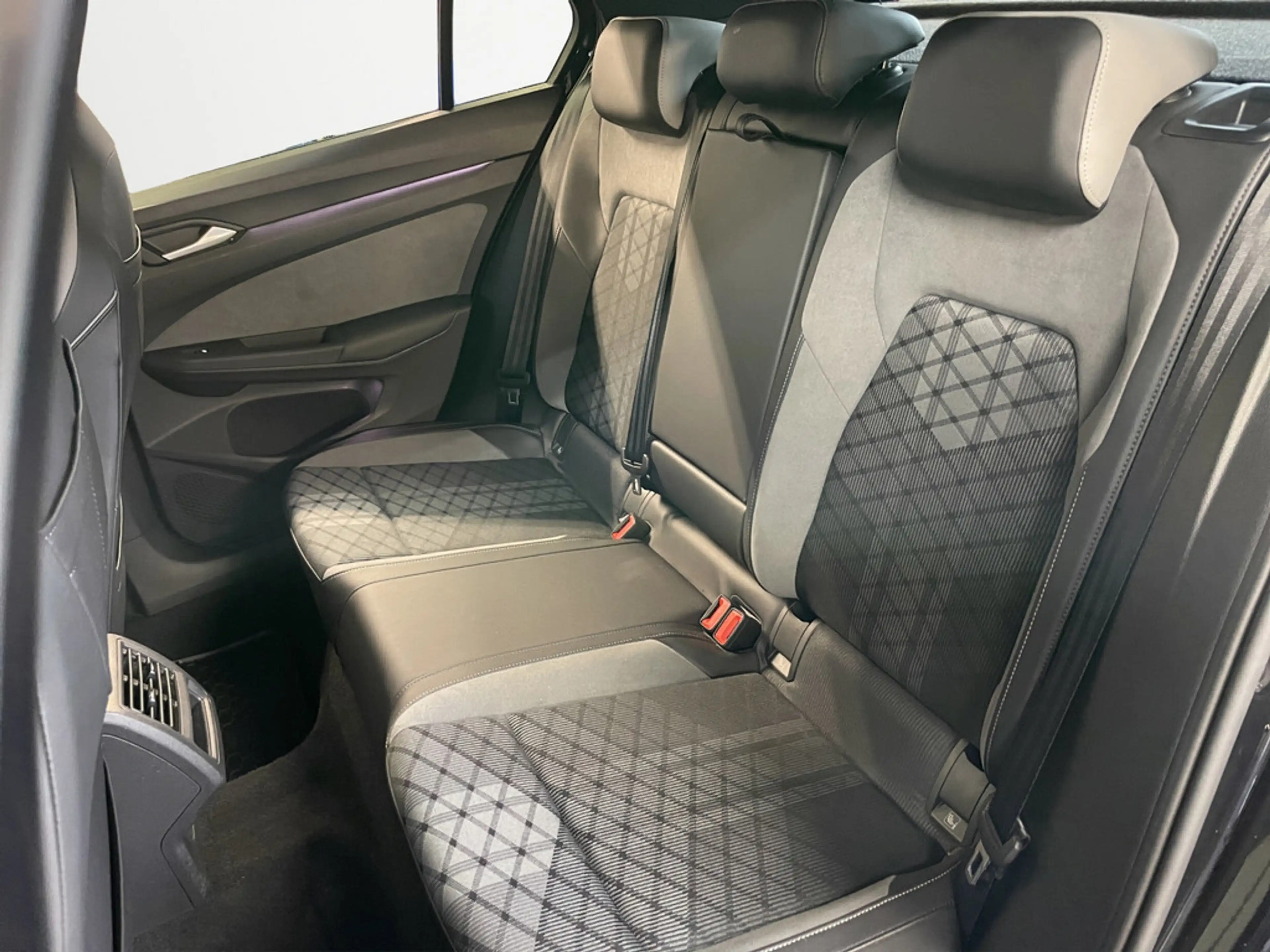 Volkswagen Golf VIII 1.5 eTSI R-Line DSG BLACK STYLE+MATRIX — photo 15