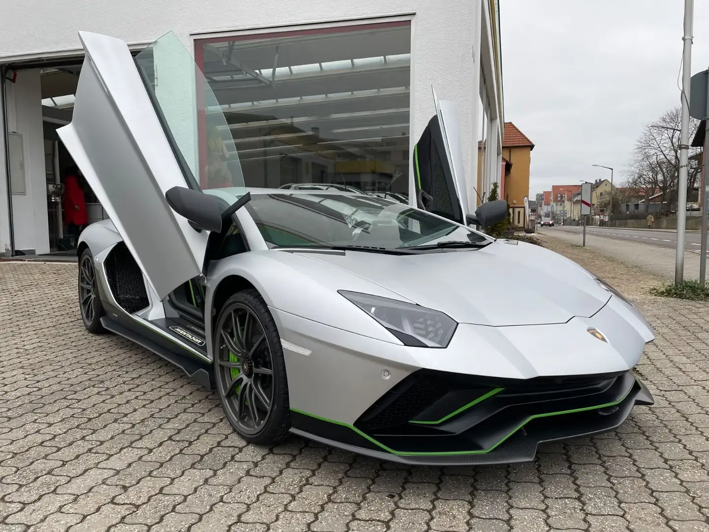 Lamborghini Aventador - 1